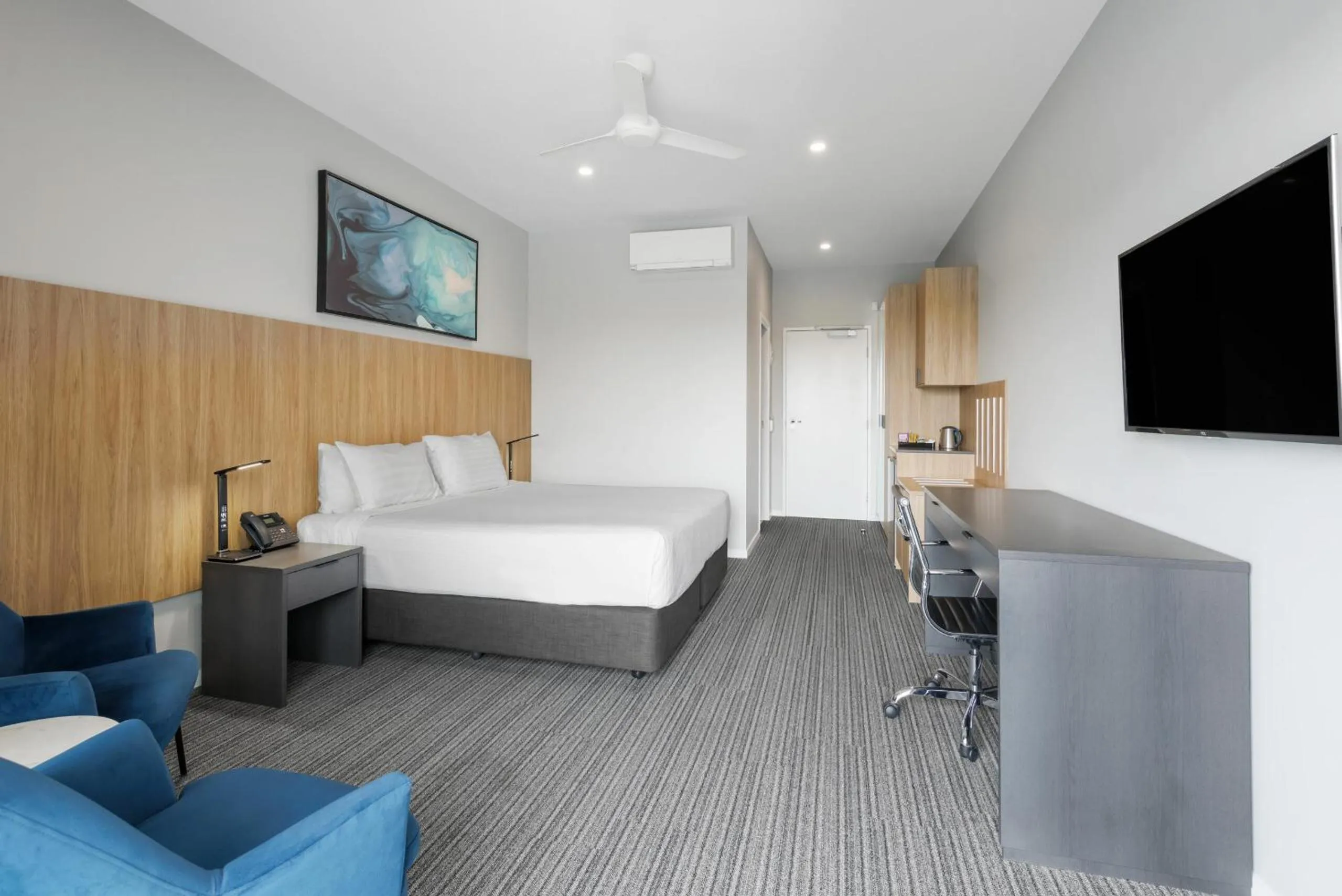 Bed in Best Western Plus North Lakes Hotel