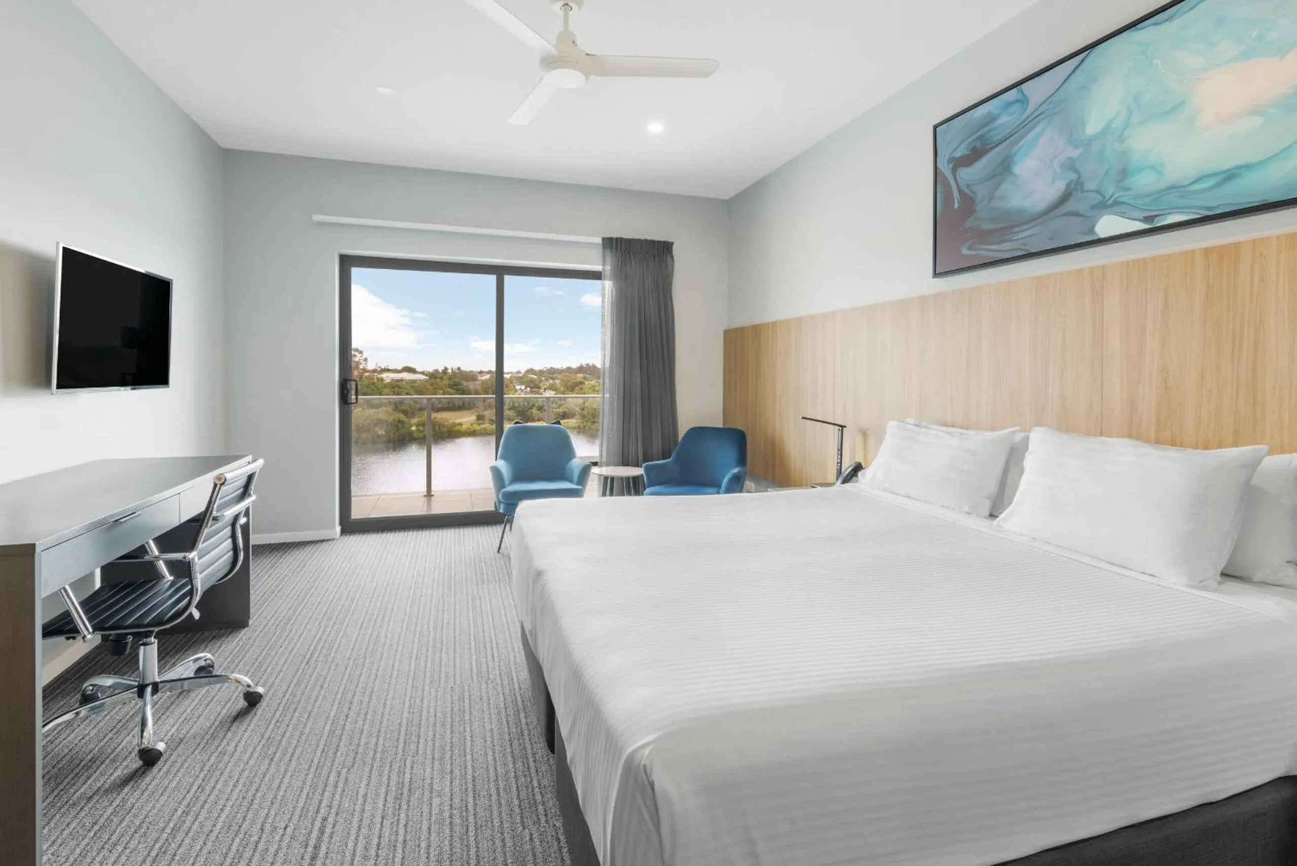 Bed in Best Western Plus North Lakes Hotel