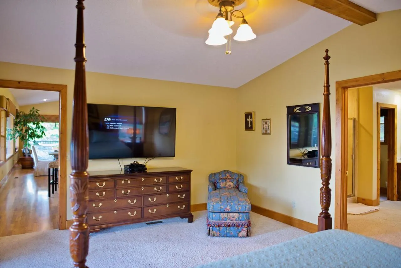 Bed in Beaver Lake Cottages