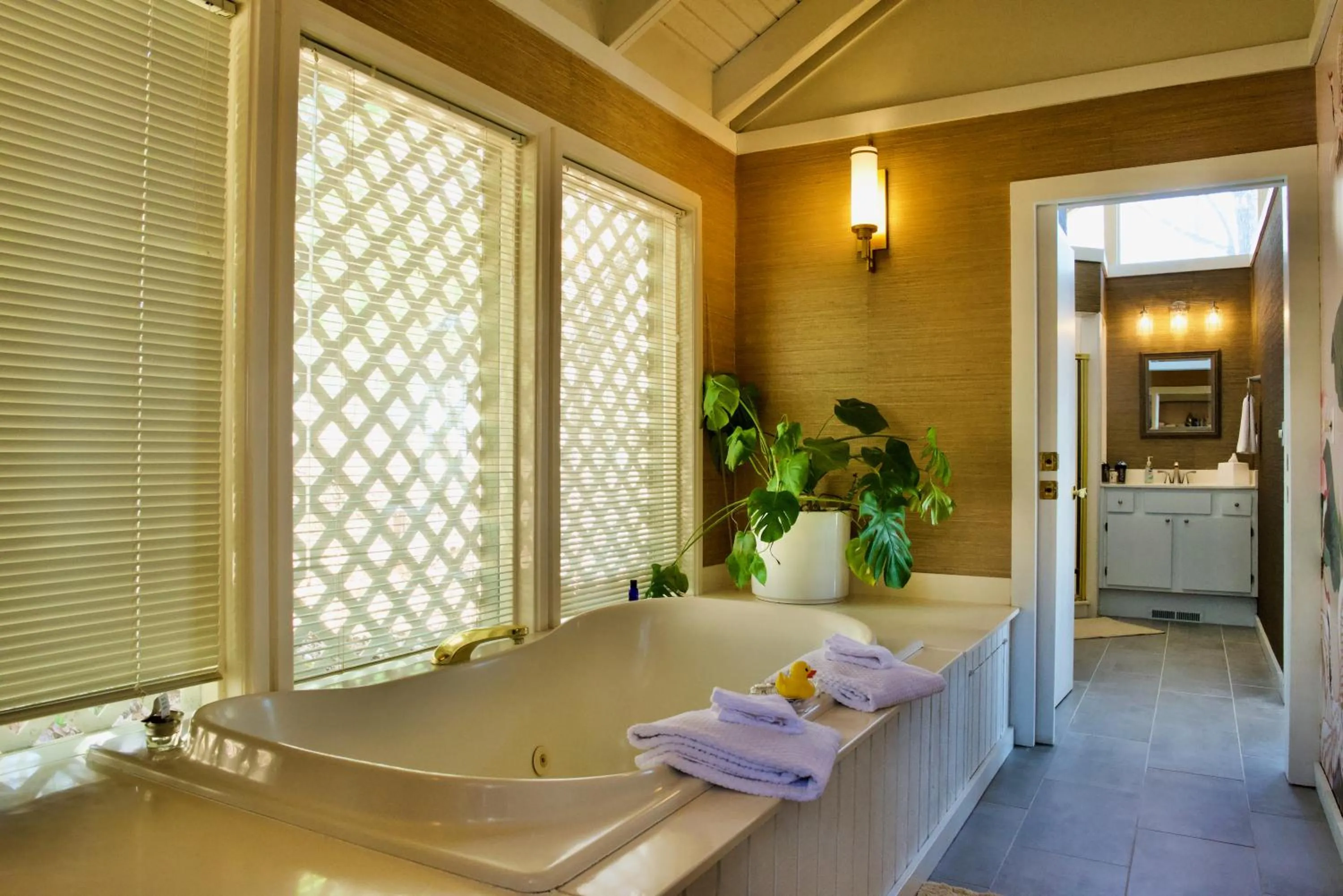 Bath in Beaver Lake Cottages