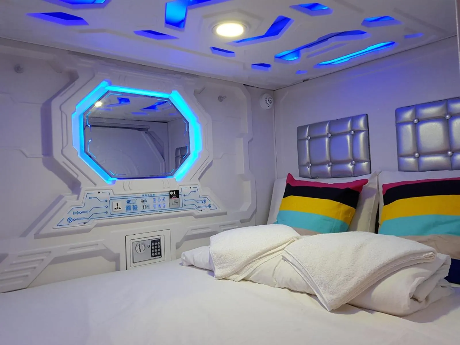 Bed in Galaxy Pods @ Chinatown