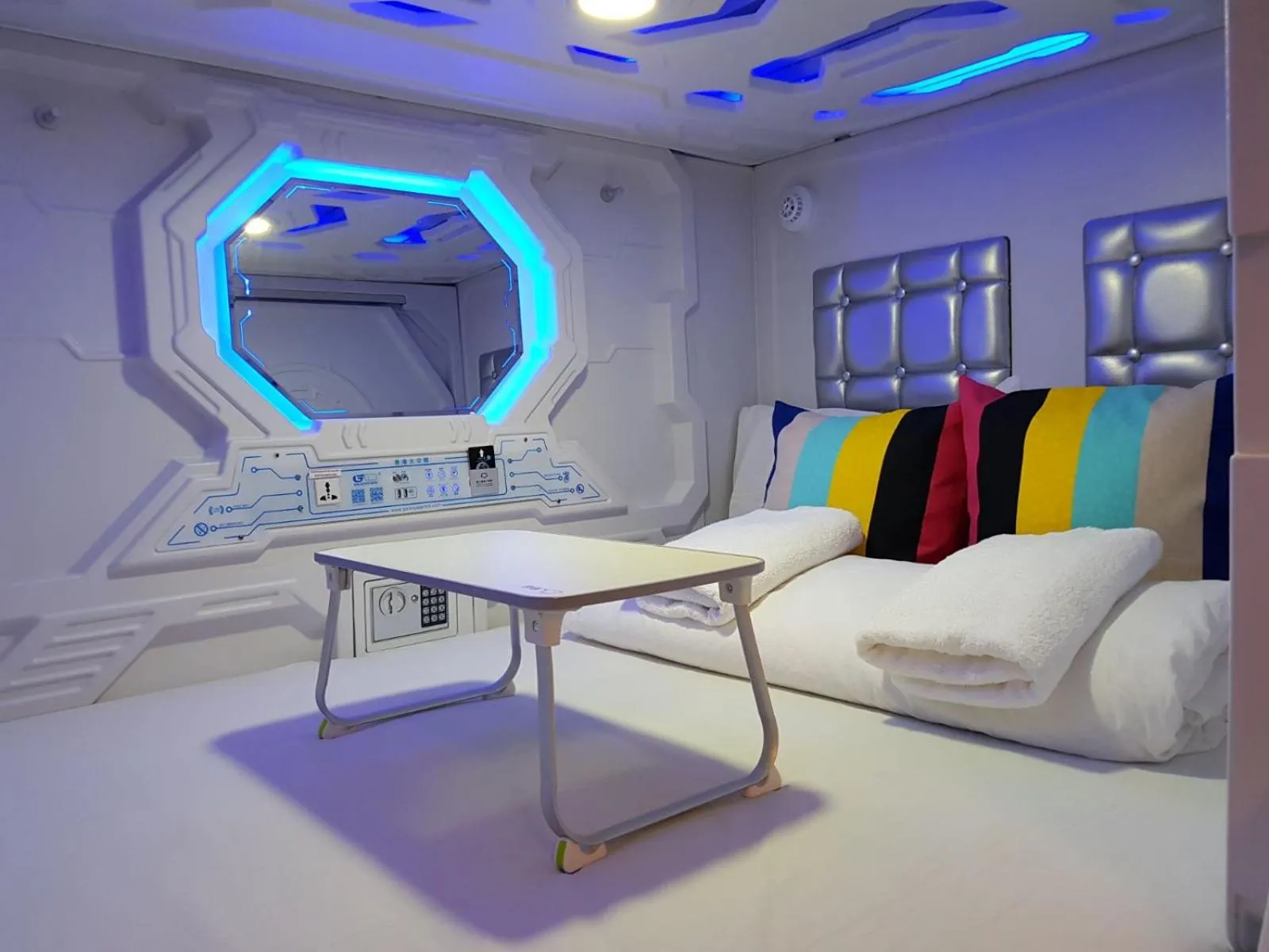 Bed in Galaxy Pods @ Chinatown