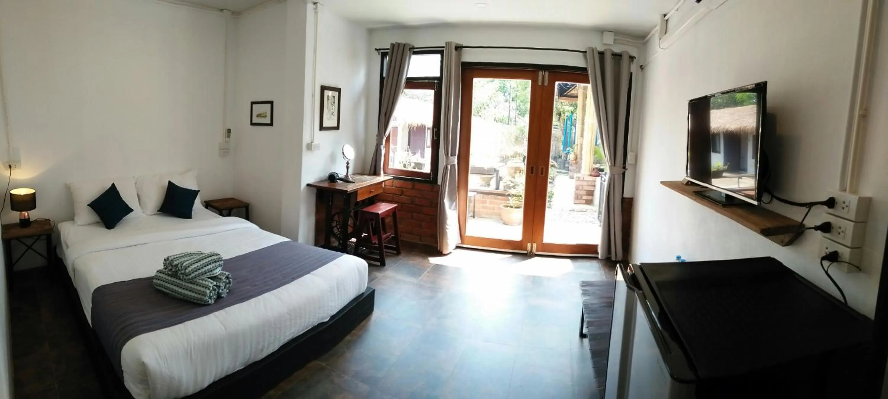 Double Room with Pool View in Kingfisher House