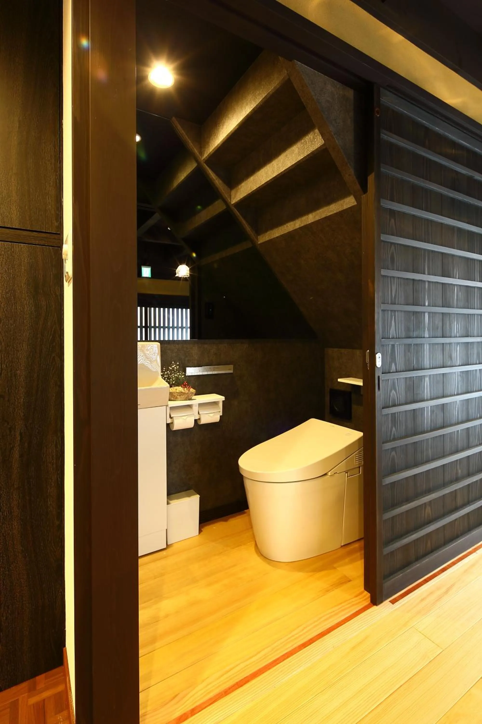 Toilet in Machiya Kaemon