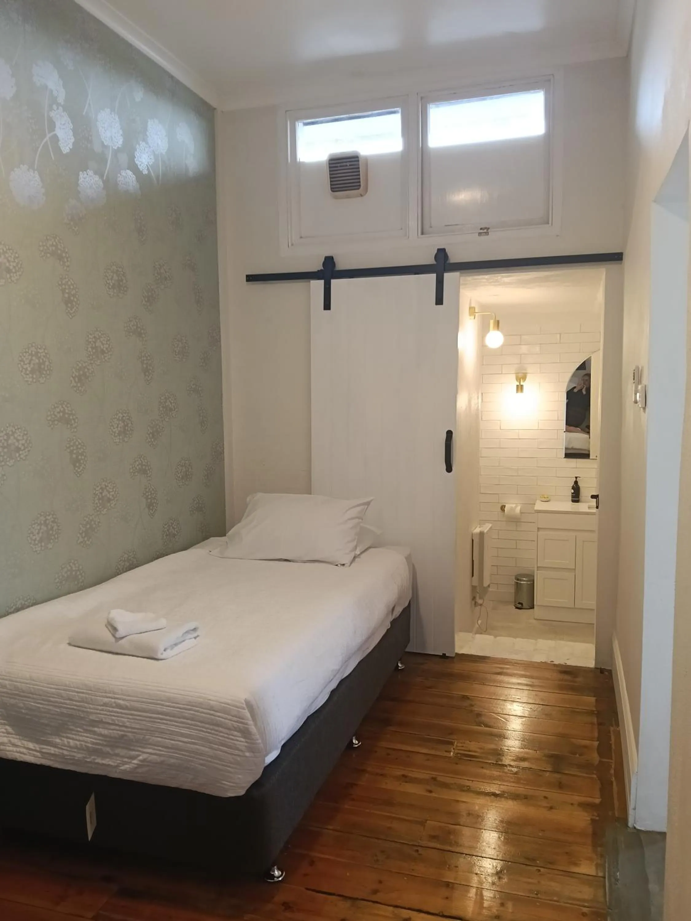 Bedroom, Bed in Windarra on High