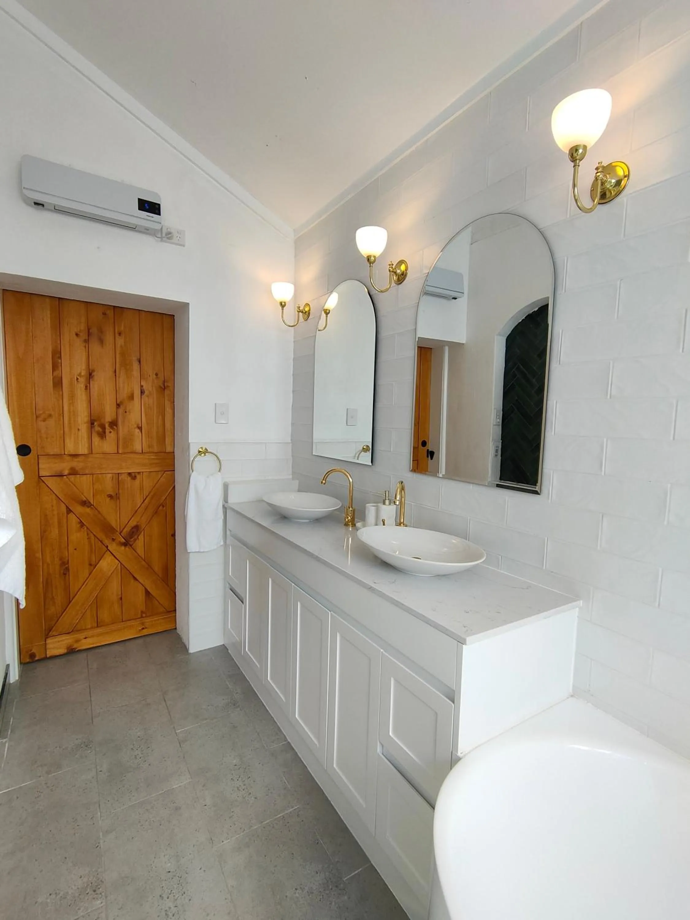 Bathroom in Windarra on High