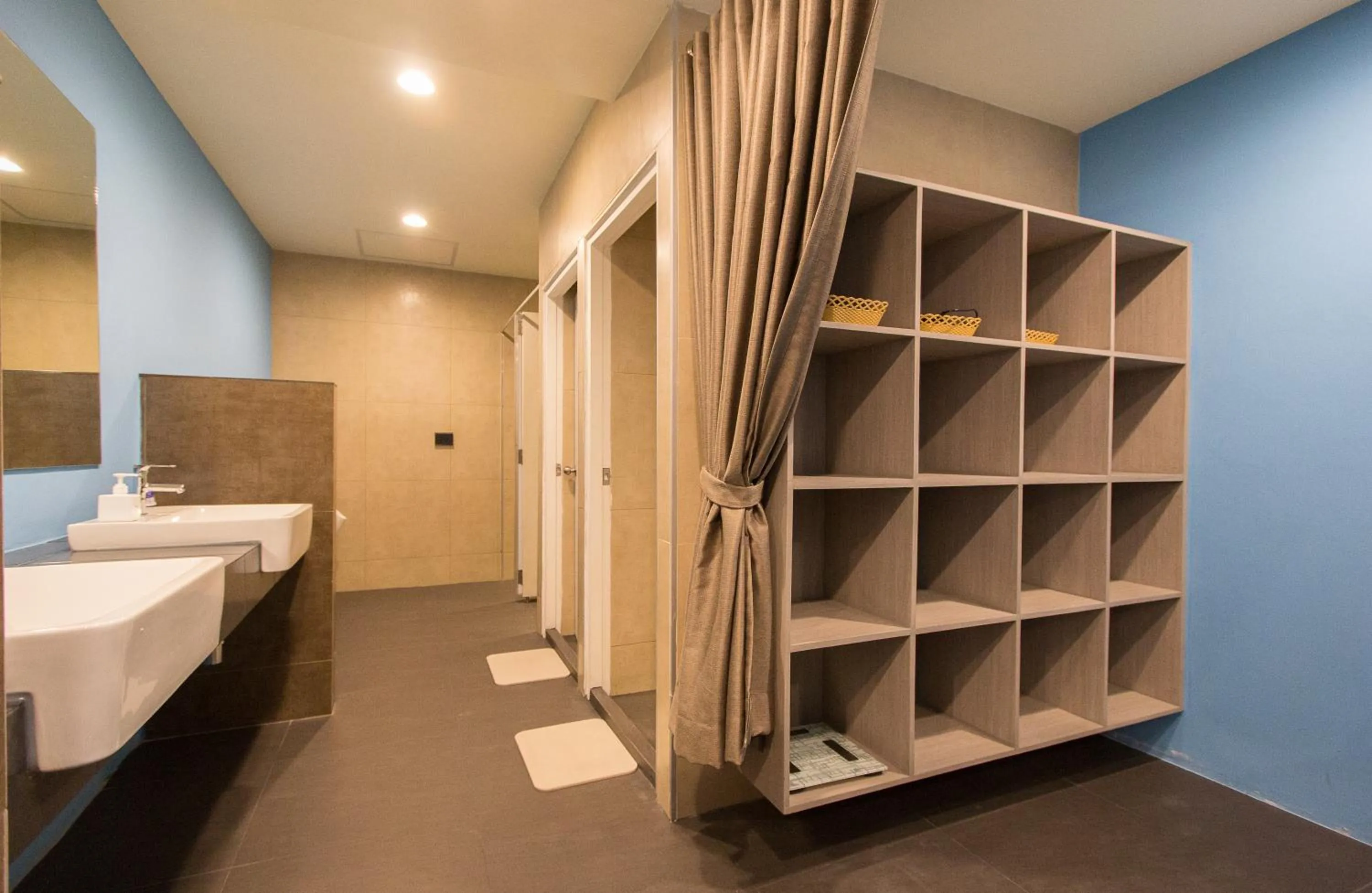 Bathroom, Bed in Lazy Sunday hostel