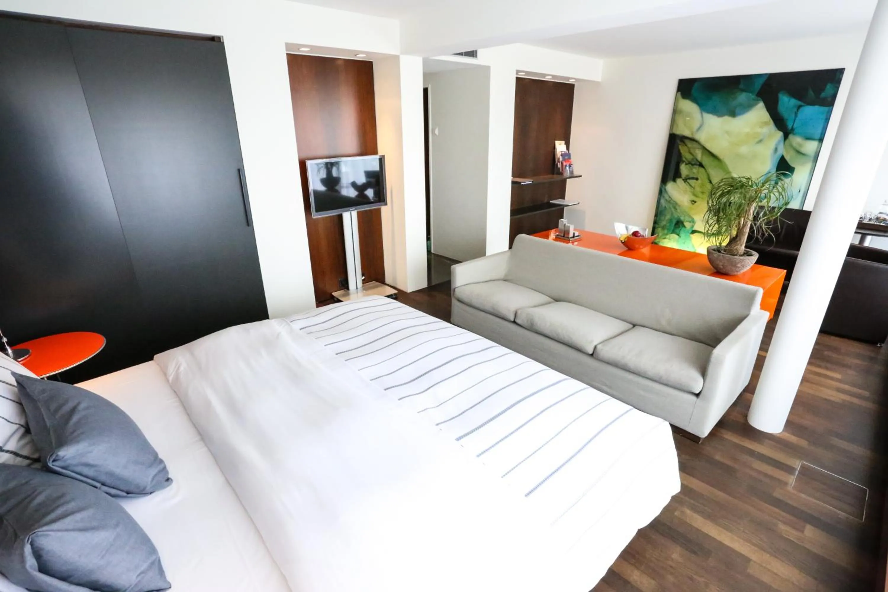 Photo of the whole room, Bed in Marina Lachen