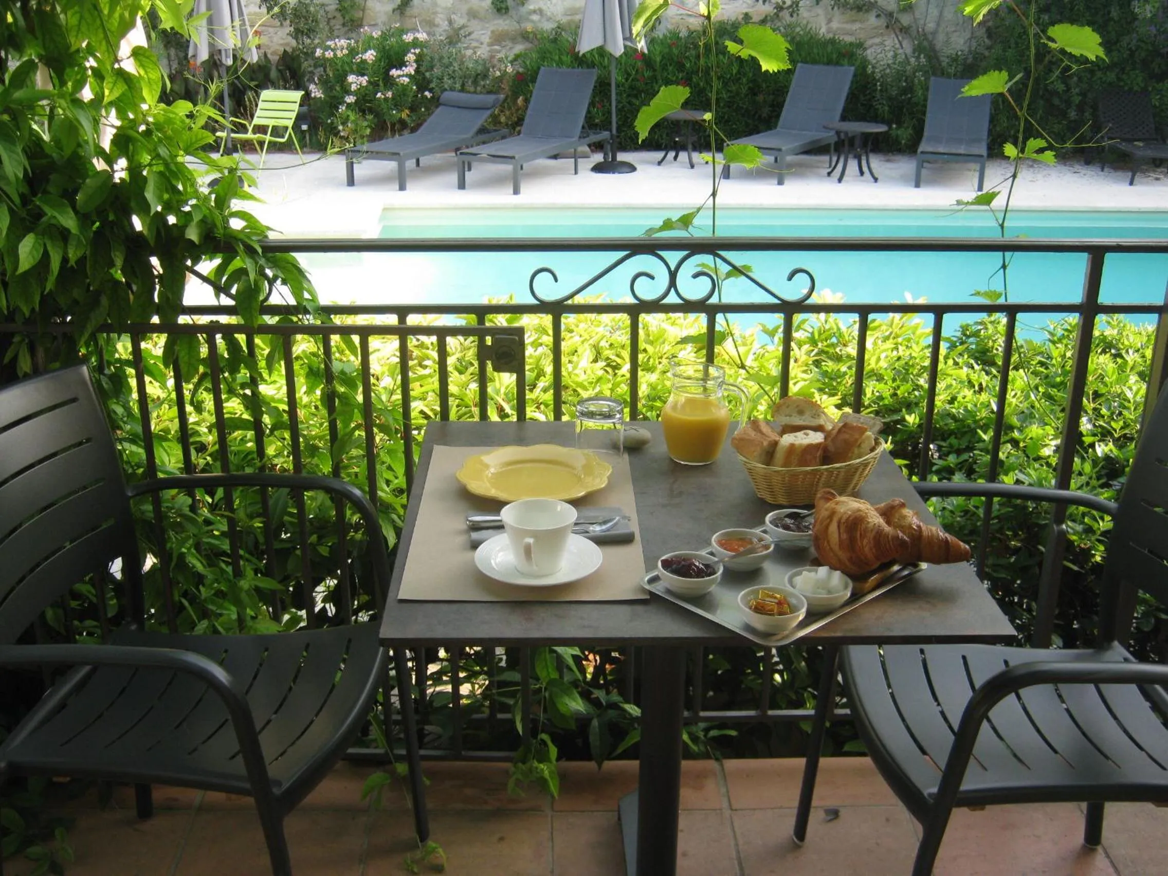 Dining area in Les Jardins De La Livrée