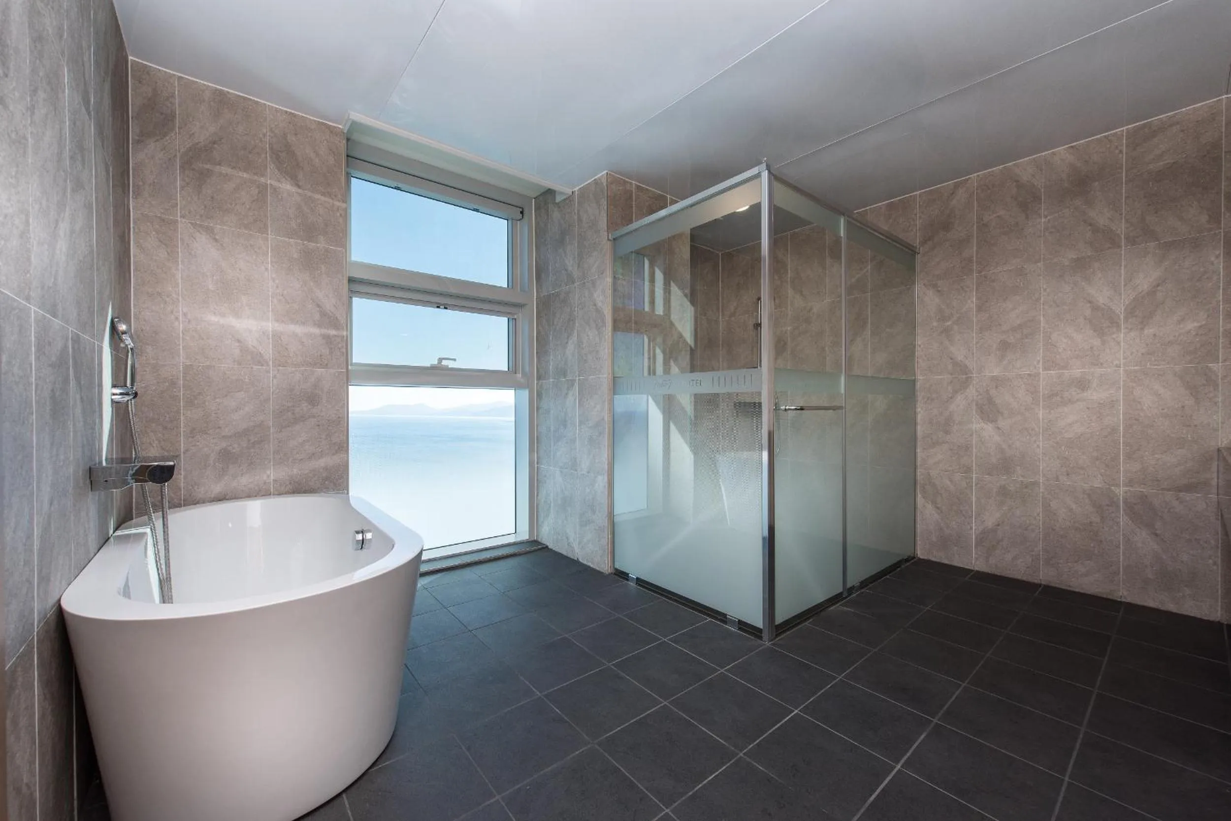 Bathroom in Hotel Tops 10