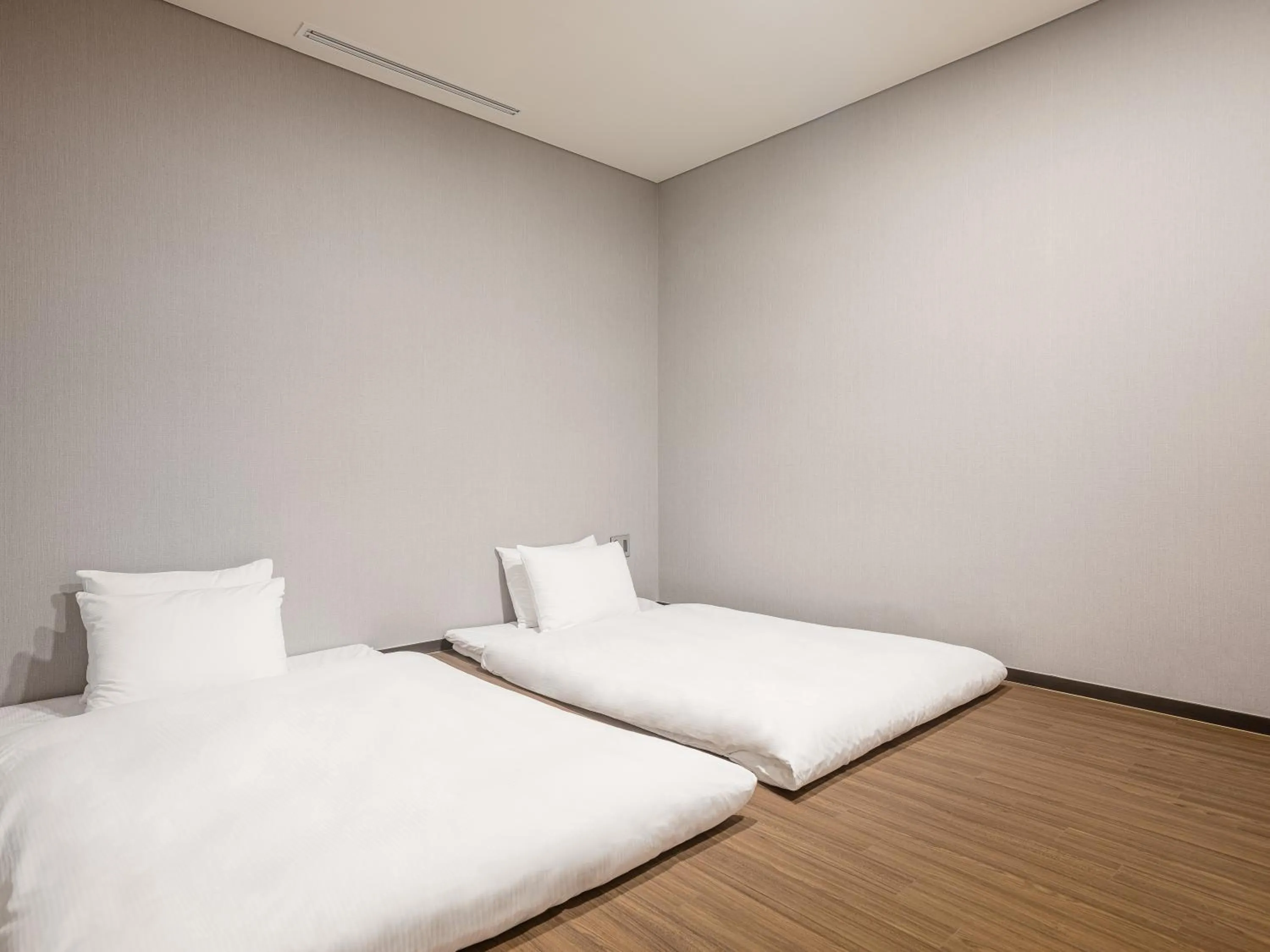 Bedroom, Bed in Hotel Tops 10