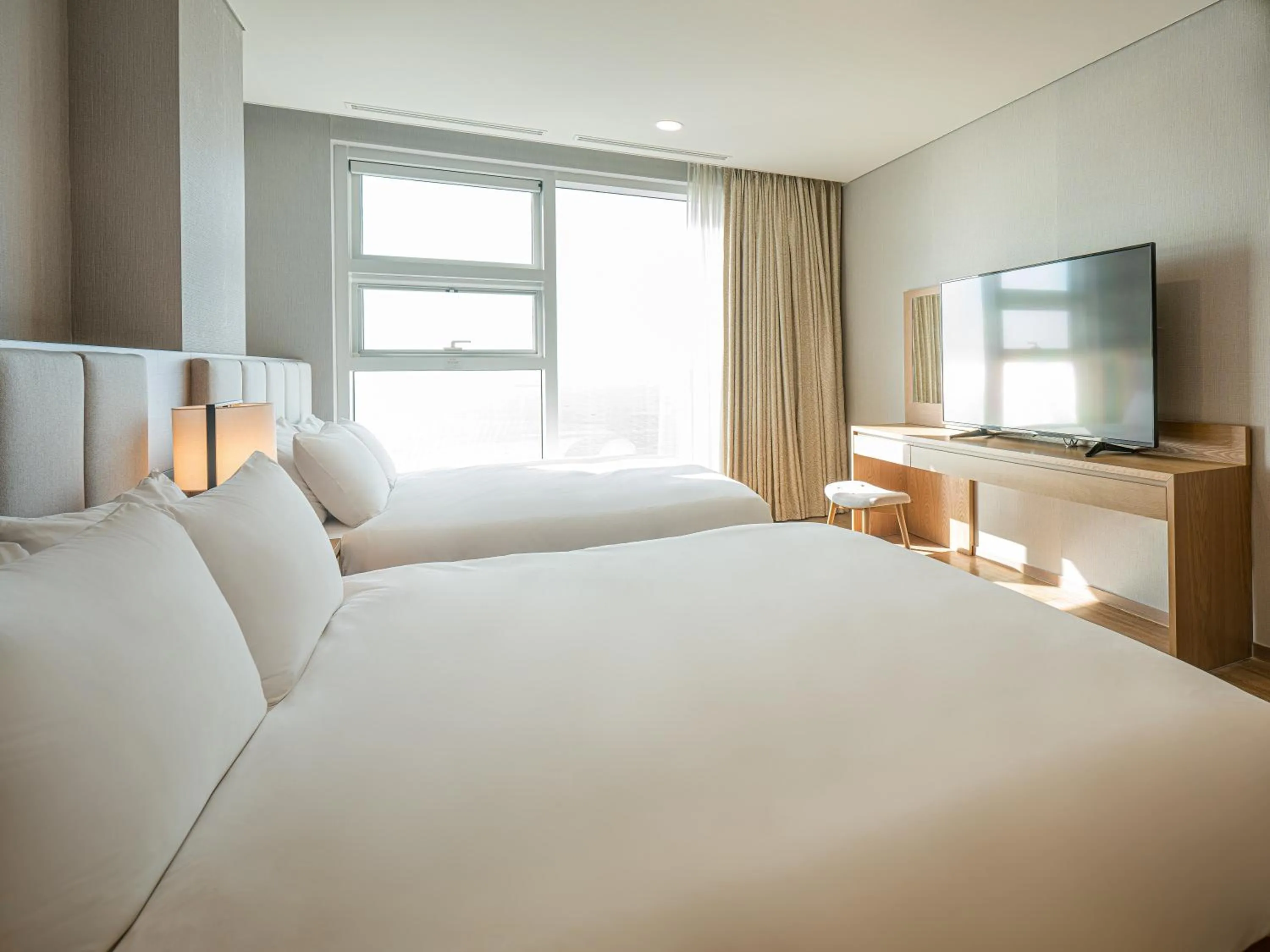 Bedroom, Bed in Hotel Tops 10