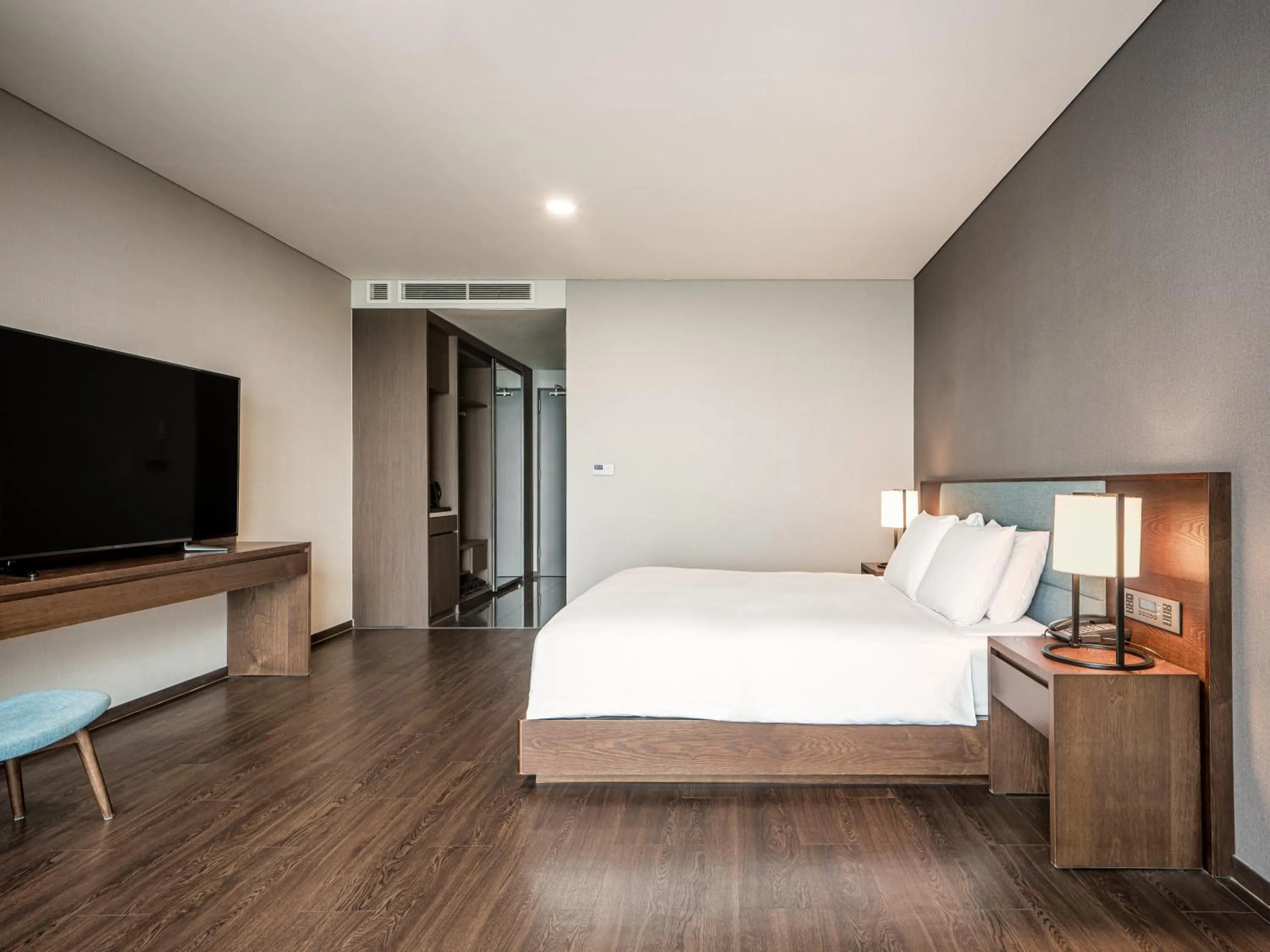 Bedroom, Bed in Hotel Tops 10