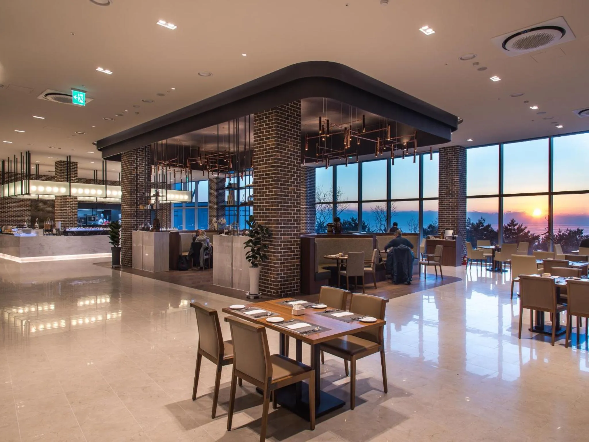 Restaurant/places to eat in Hotel Tops 10