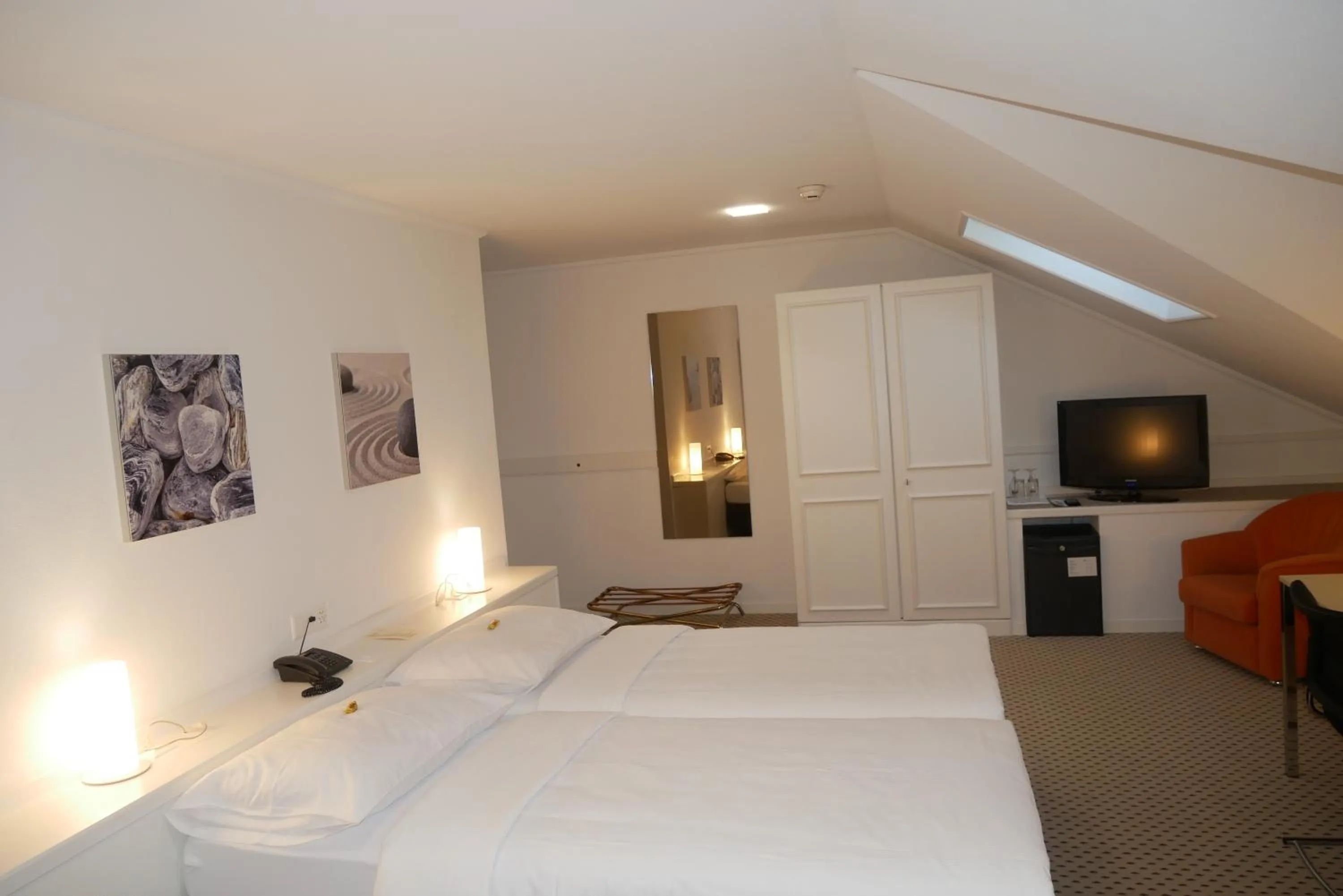 Photo of the whole room, Bed in Hotel Schwanen Wil