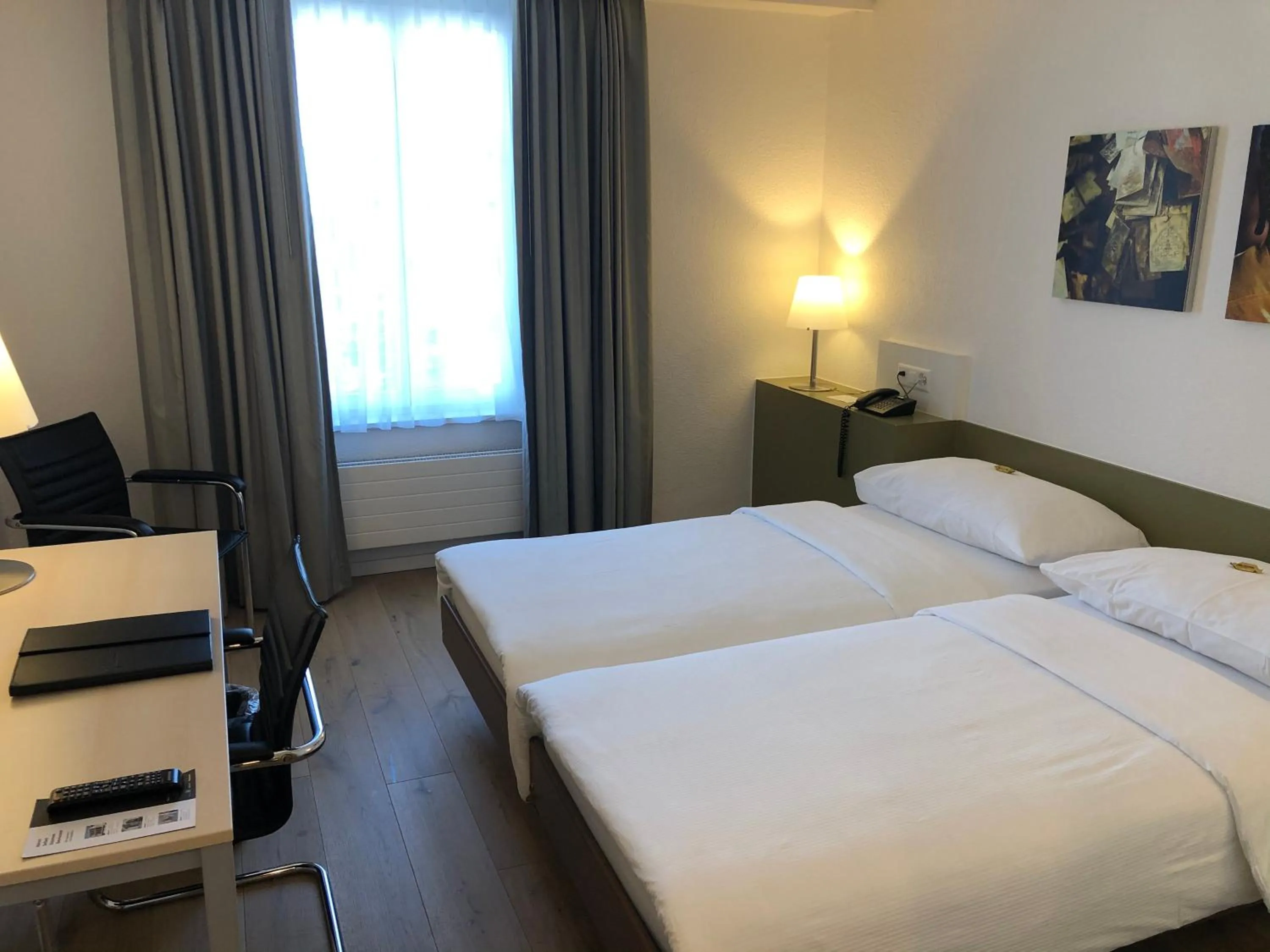 Photo of the whole room, Bed in Hotel Schwanen Wil