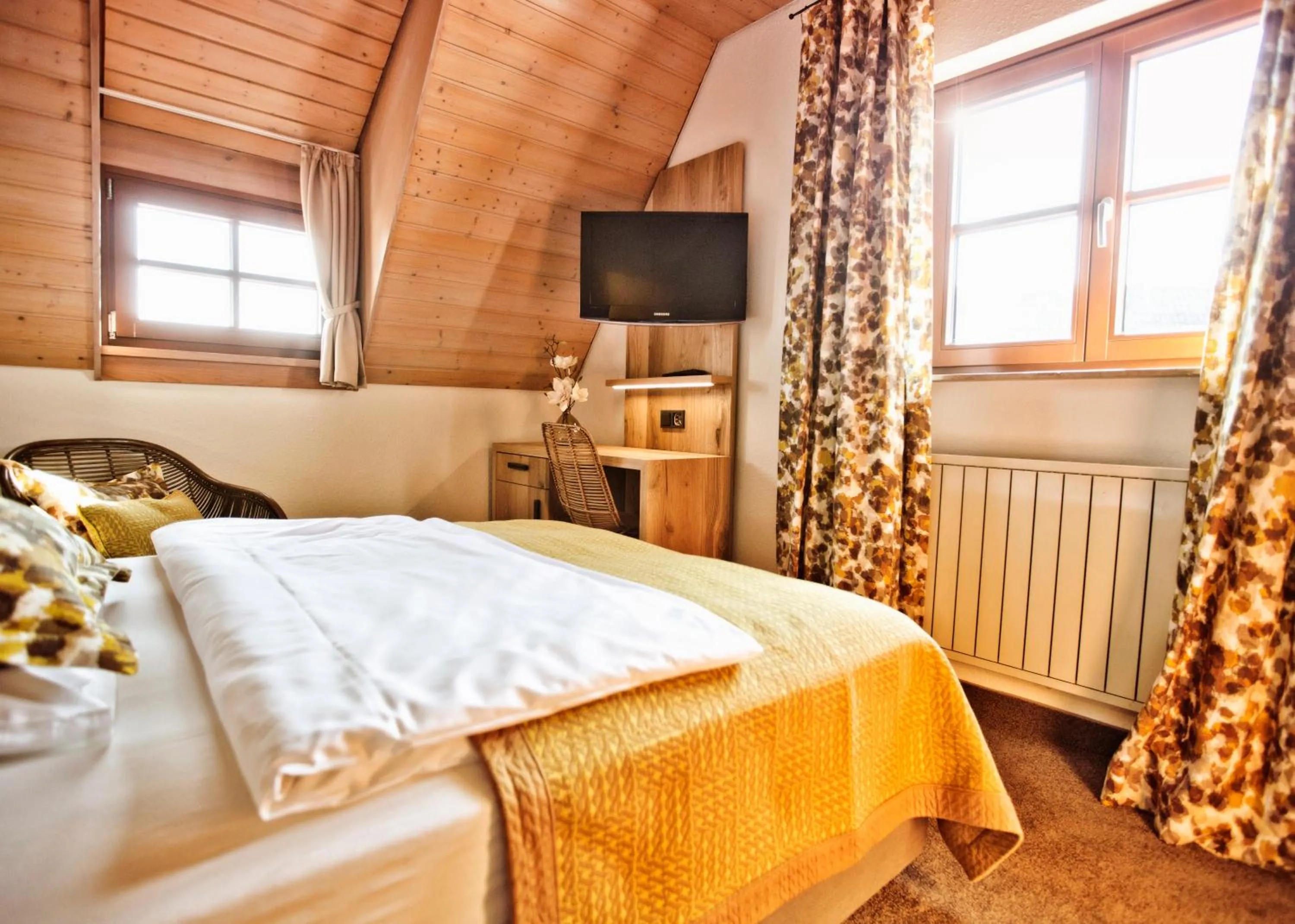 Photo of the whole room, Bed in Historisches Gasthaus Hotel Hirschen Horn