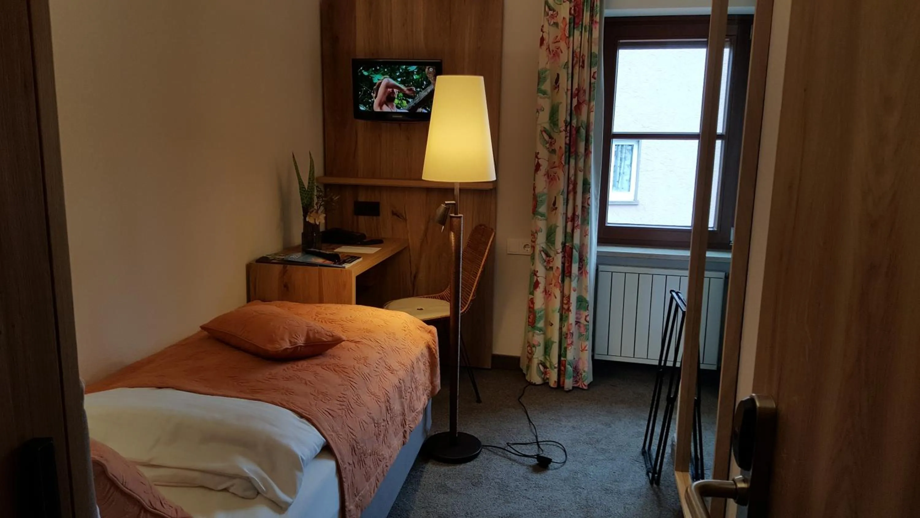 Photo of the whole room, Bed in Historisches Gasthaus Hotel Hirschen Horn