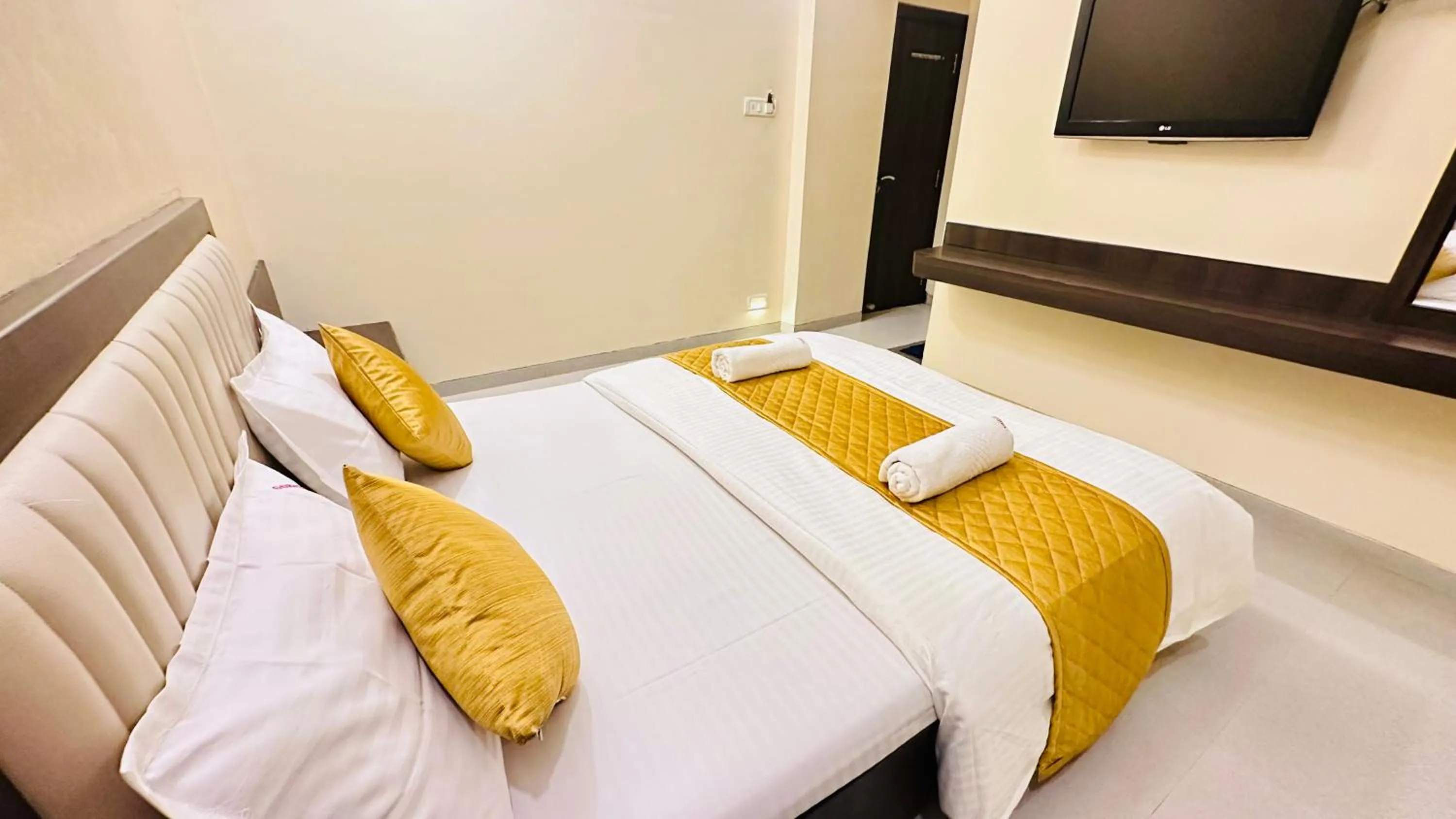 Bed in Hotel Sai Gurusthan