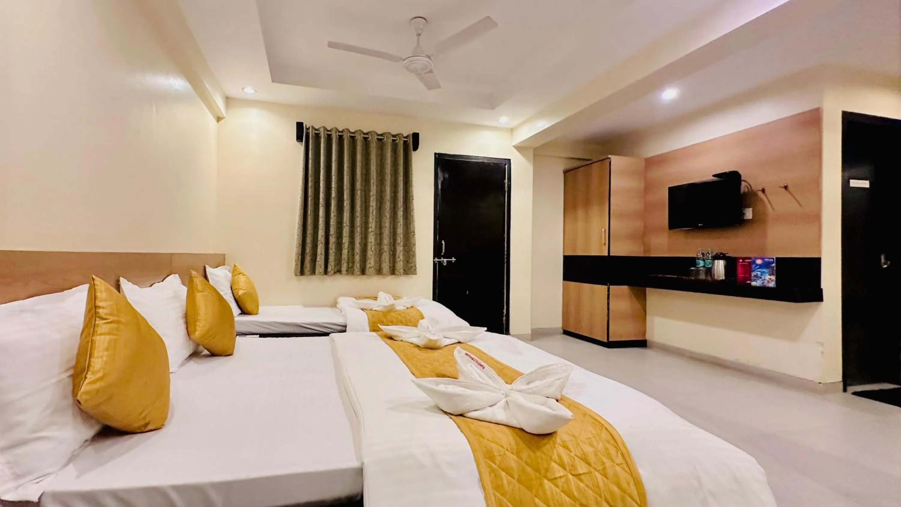 Bed in Hotel Sai Gurusthan