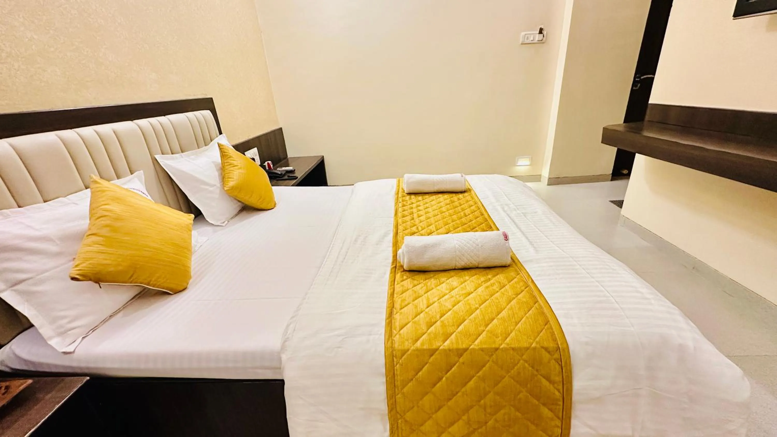 Bed in Hotel Sai Gurusthan