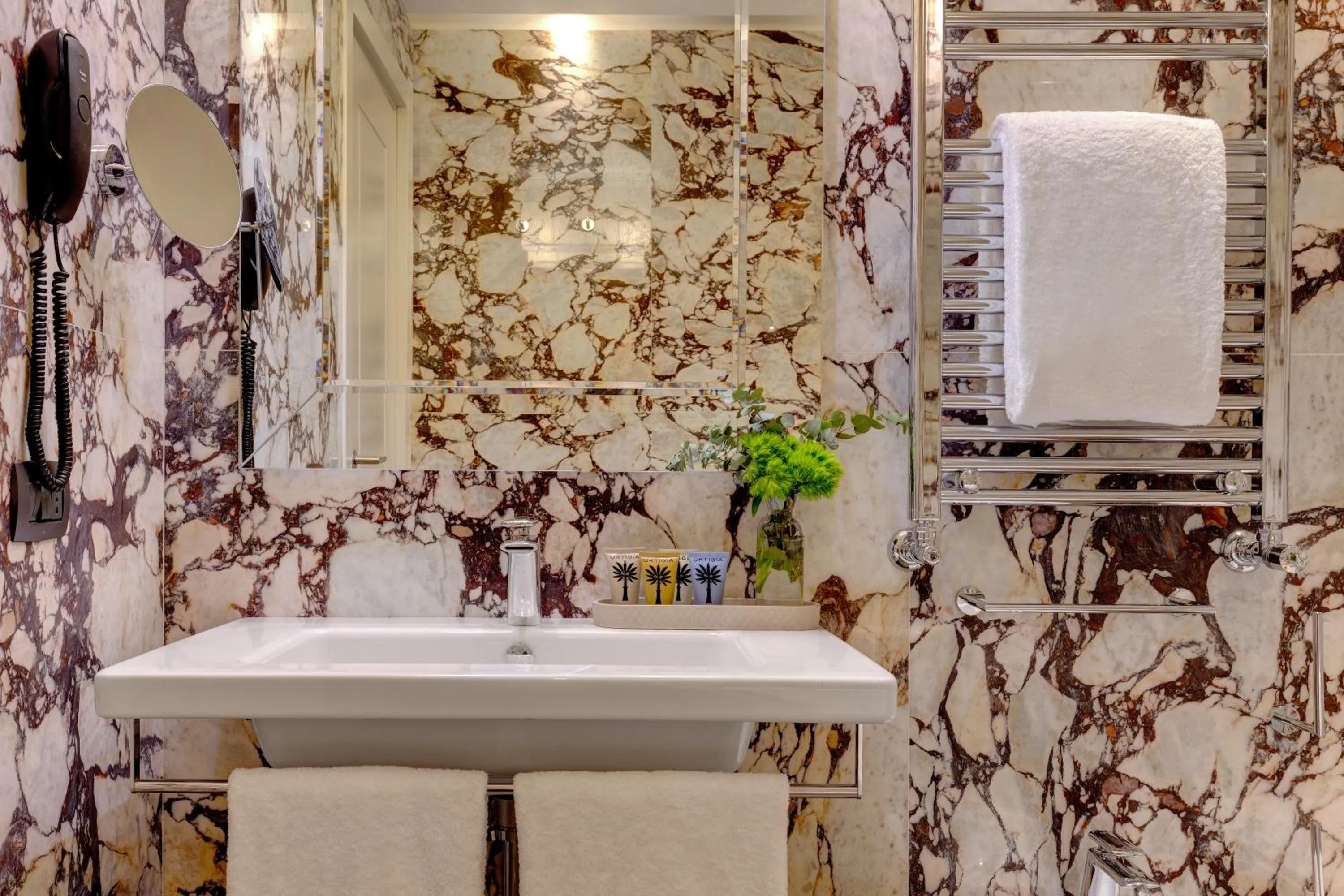 Bathroom in Singer Palace Hotel Roma