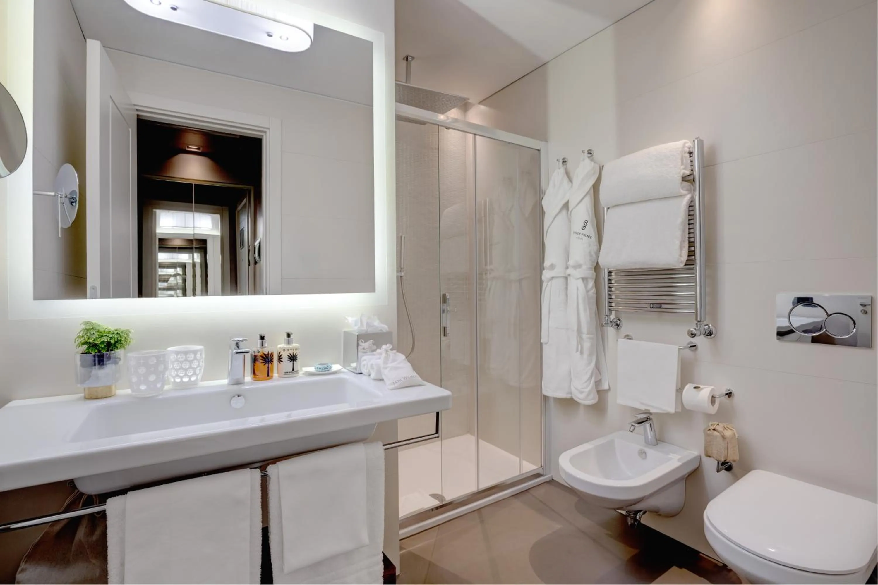 Shower in Singer Palace Hotel Roma