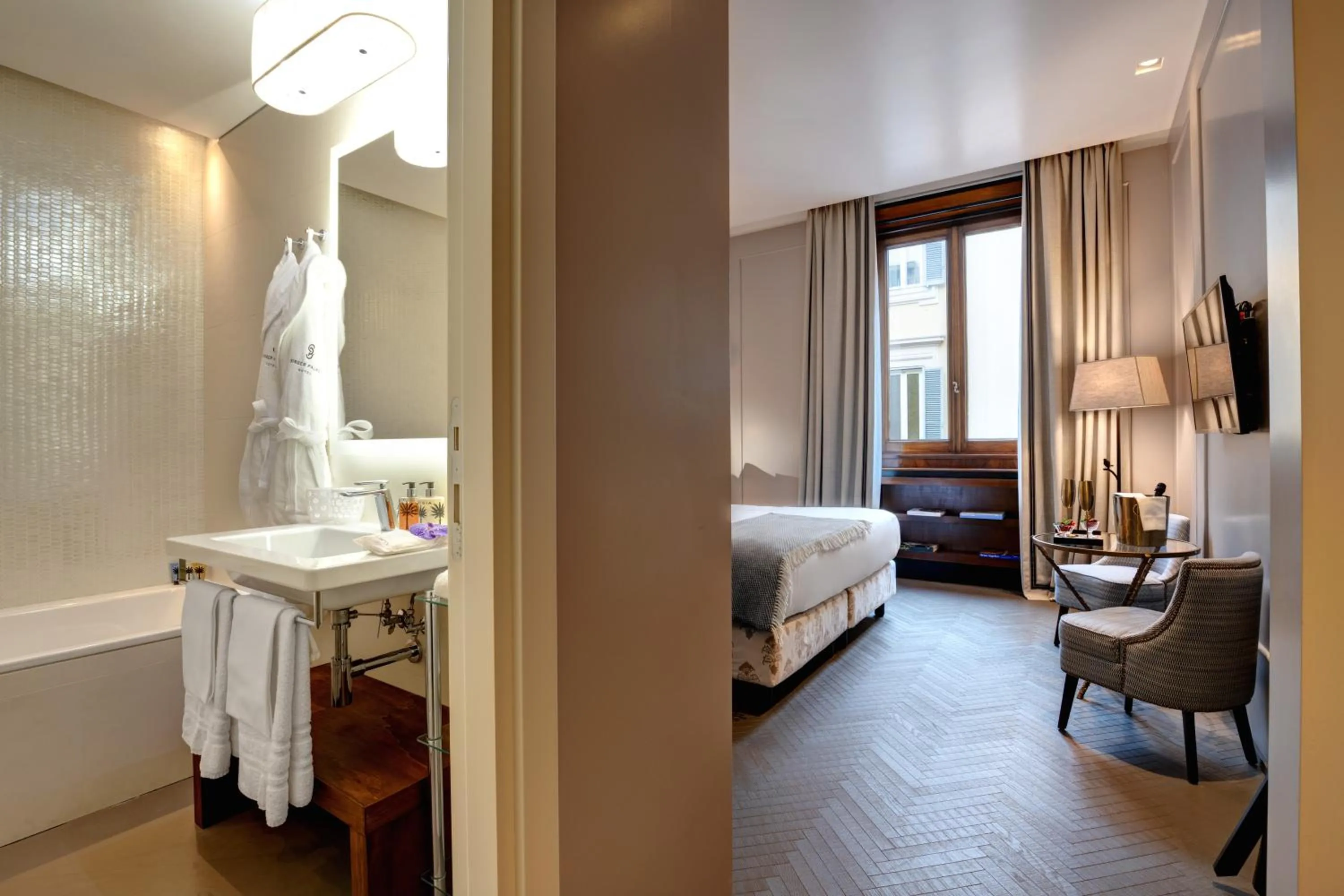 Bed in Singer Palace Hotel Roma