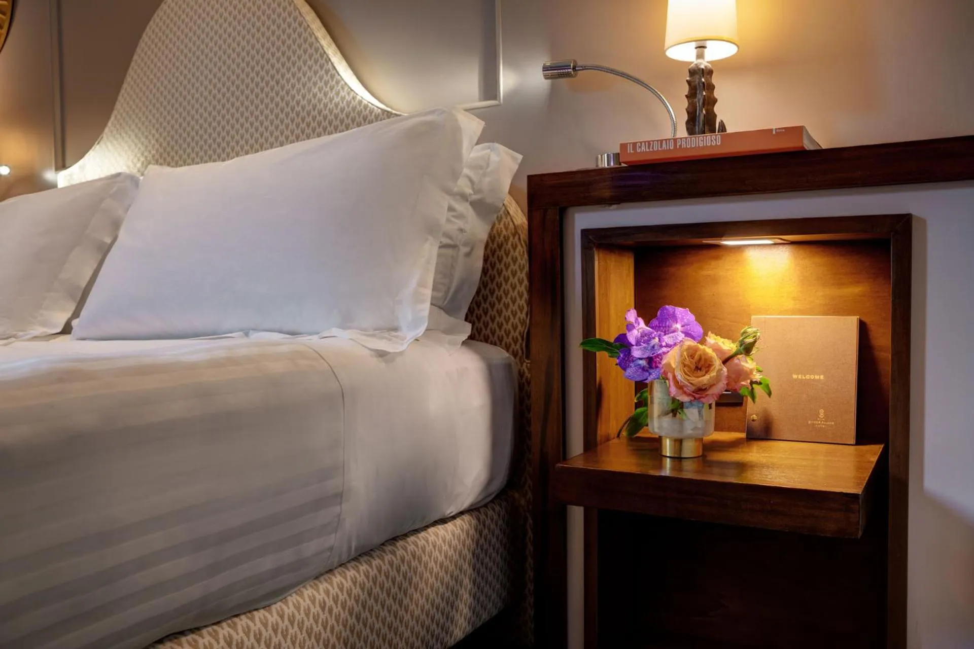 Bed in Singer Palace Hotel Roma