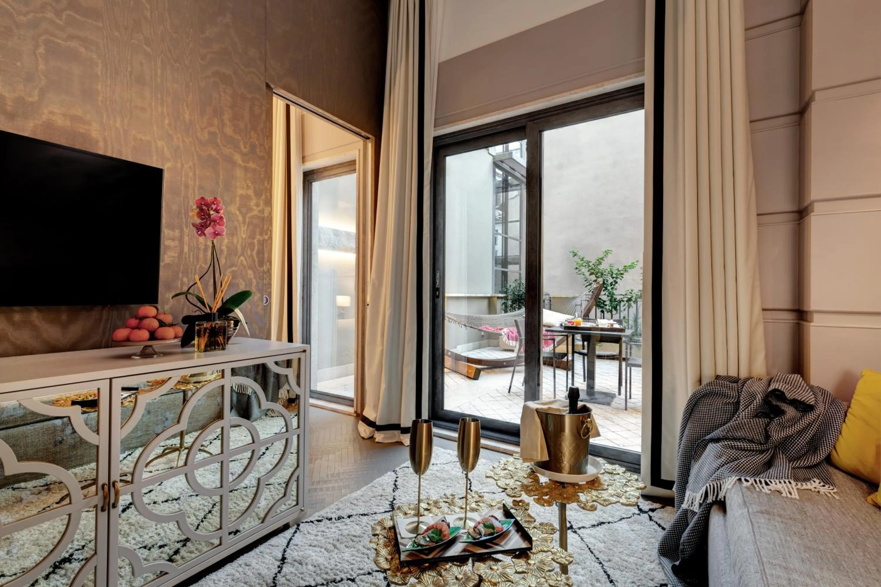 TV and multimedia in Singer Palace Hotel Roma