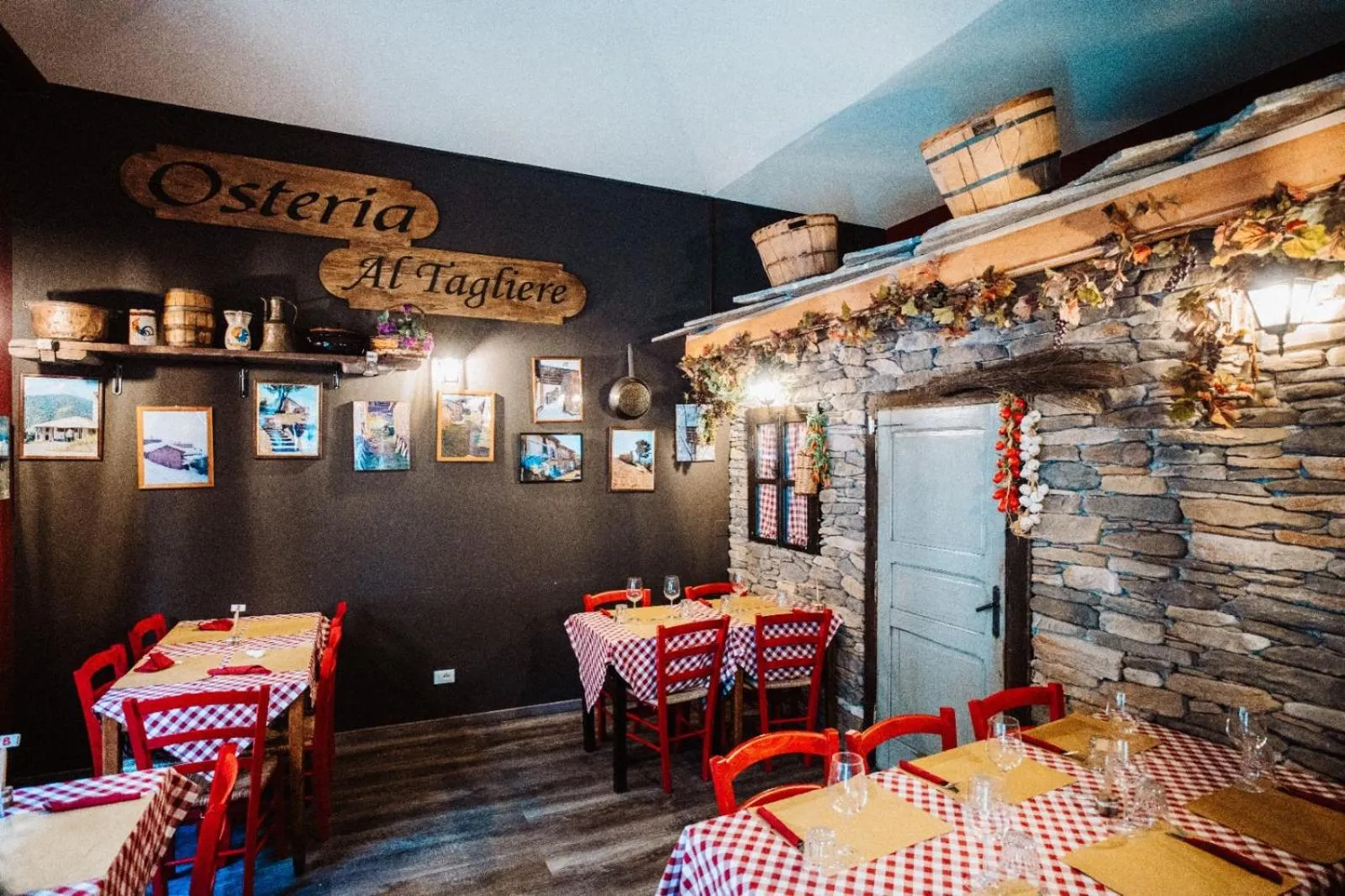 Restaurant/places to eat in Hotel Chelsea