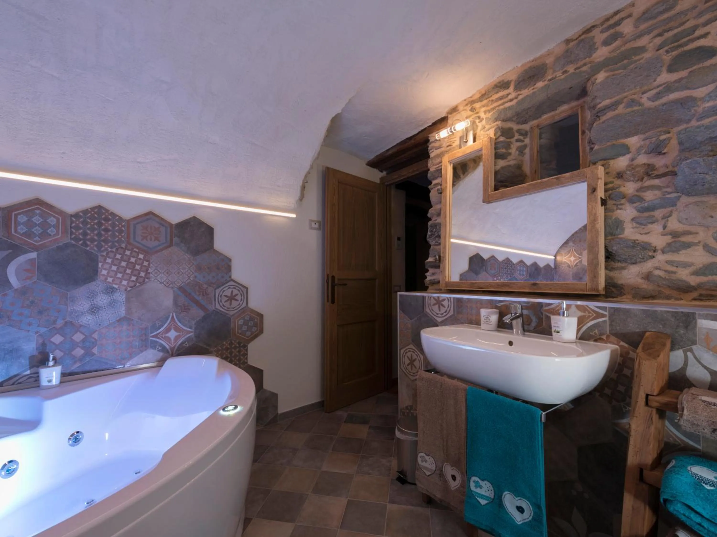 Hot Tub in Chambres d'hôtes La Moraine Enchantée