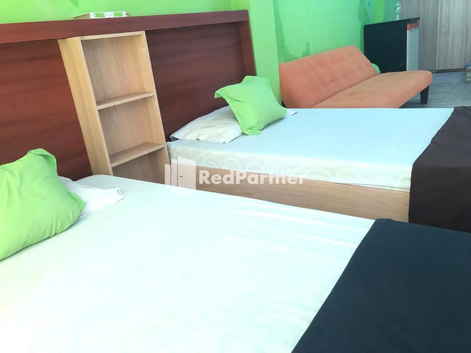 Bedroom, Bed in Seungit Syariah Inn Tebet Mitra RedDoorz