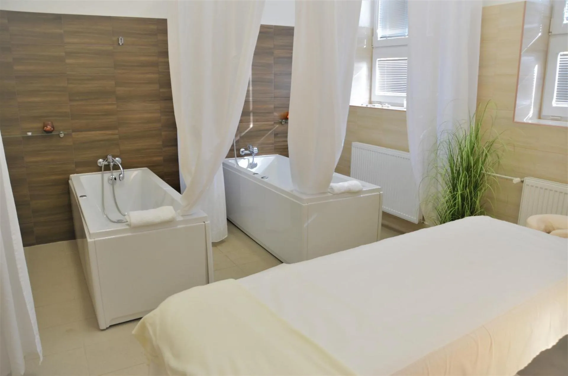 Hot Tub, Bed in Resort Erich