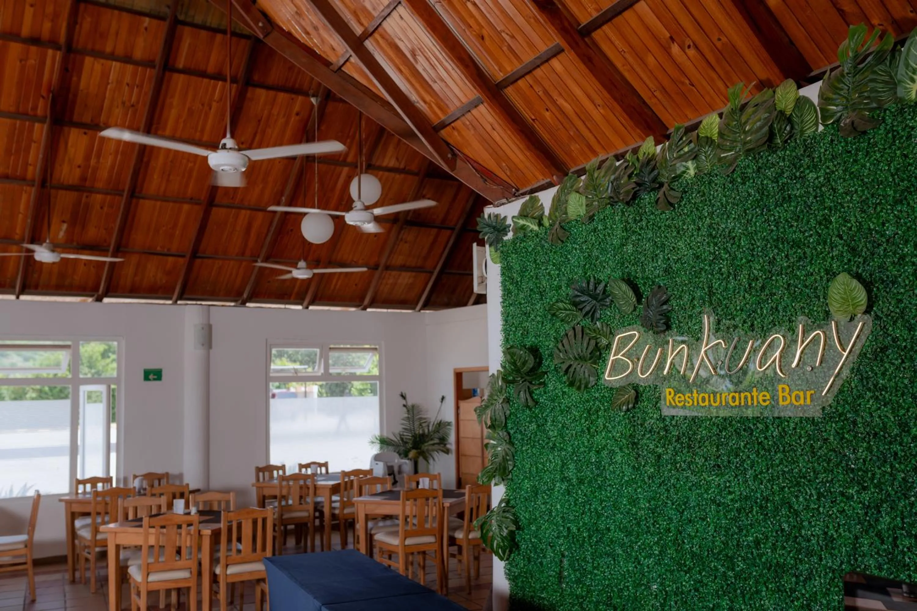 Restaurant/places to eat in Sanha Plus Hotel