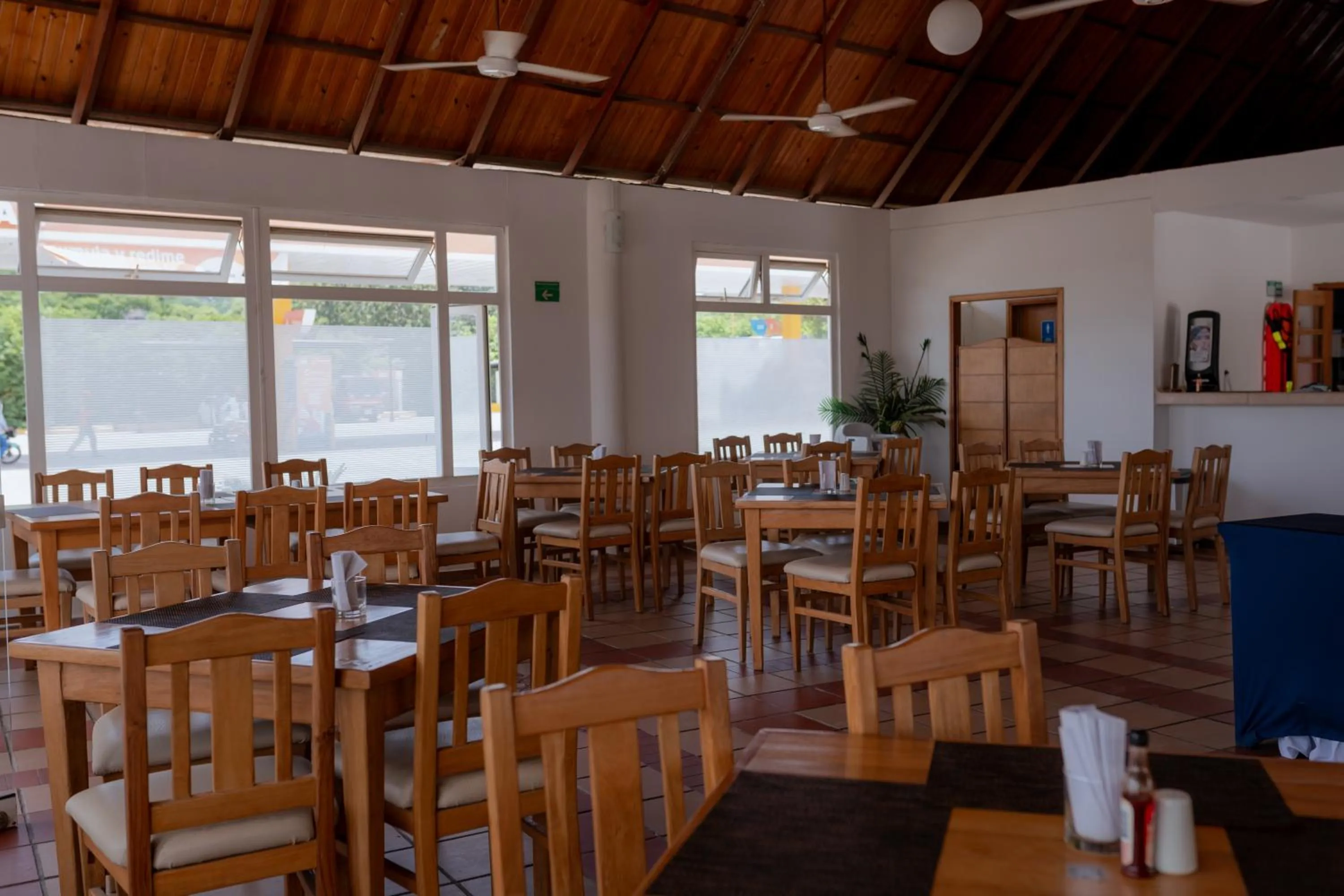 Restaurant/places to eat in Sanha Plus Hotel