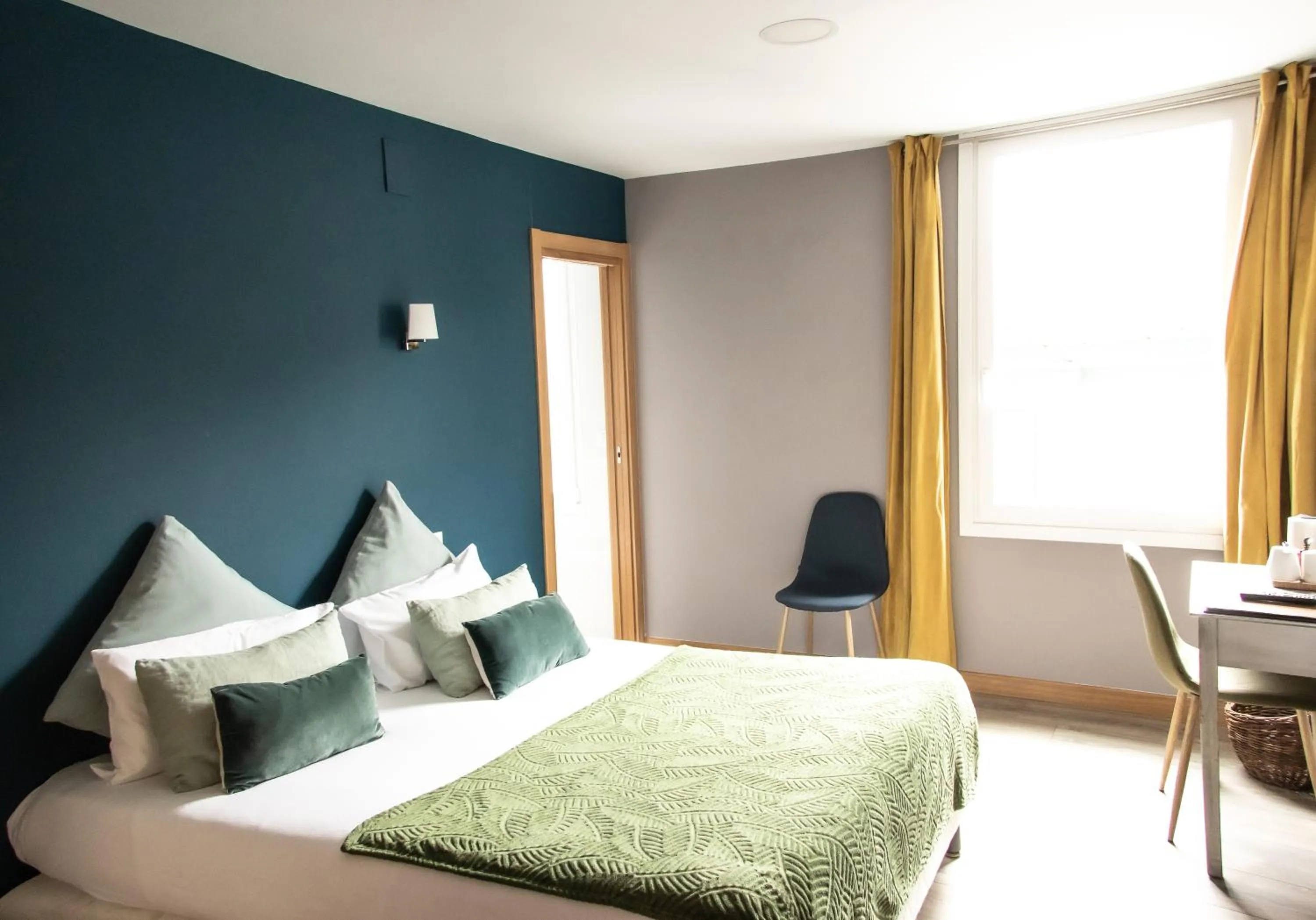 Photo of the whole room, Bed in Hôtel La Caravelle