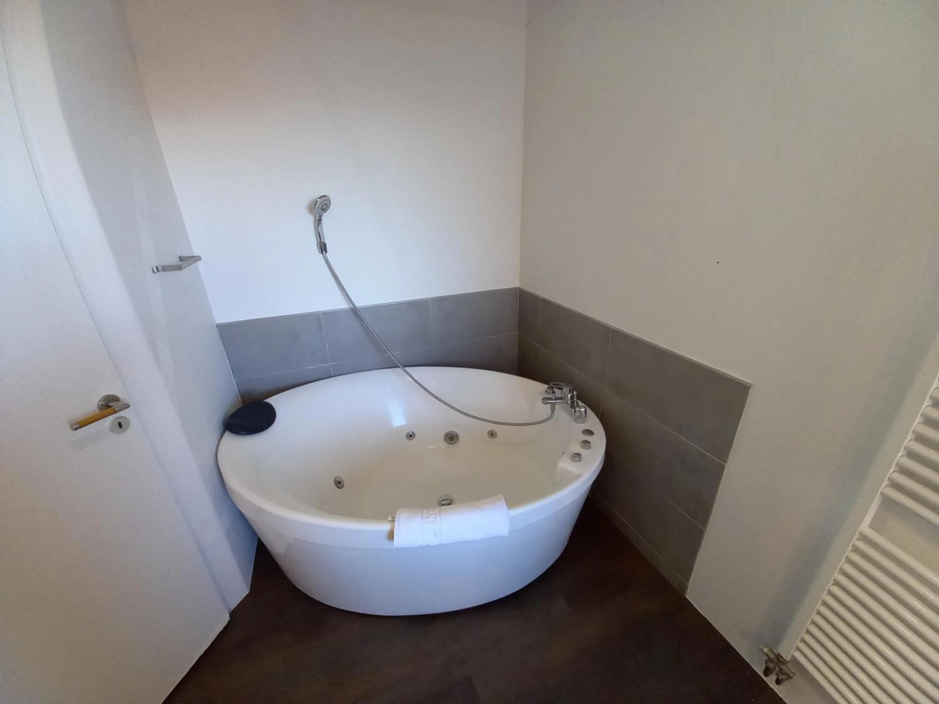 Bath in Hôtel La Caravelle