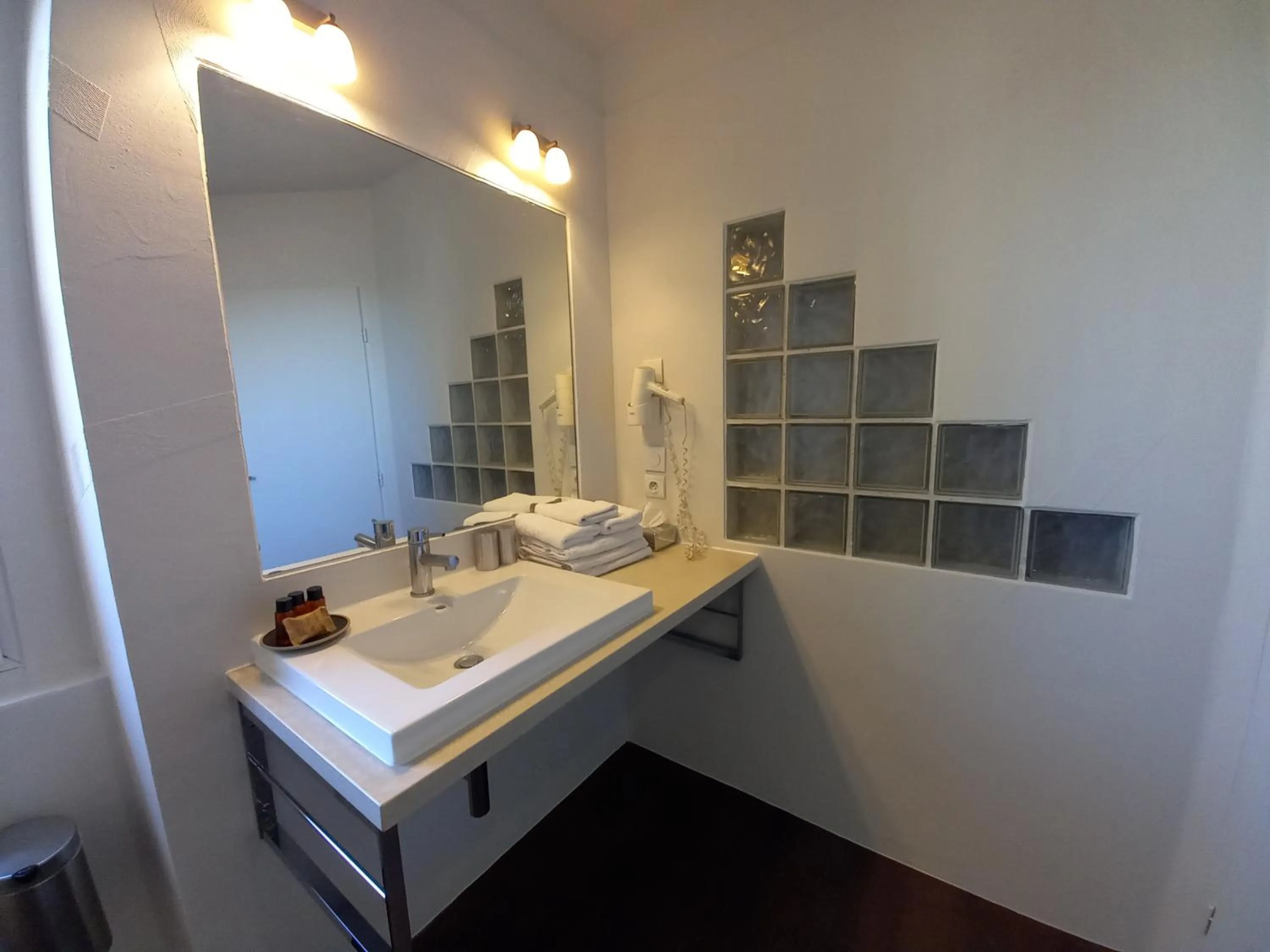 Bathroom in Hôtel La Caravelle