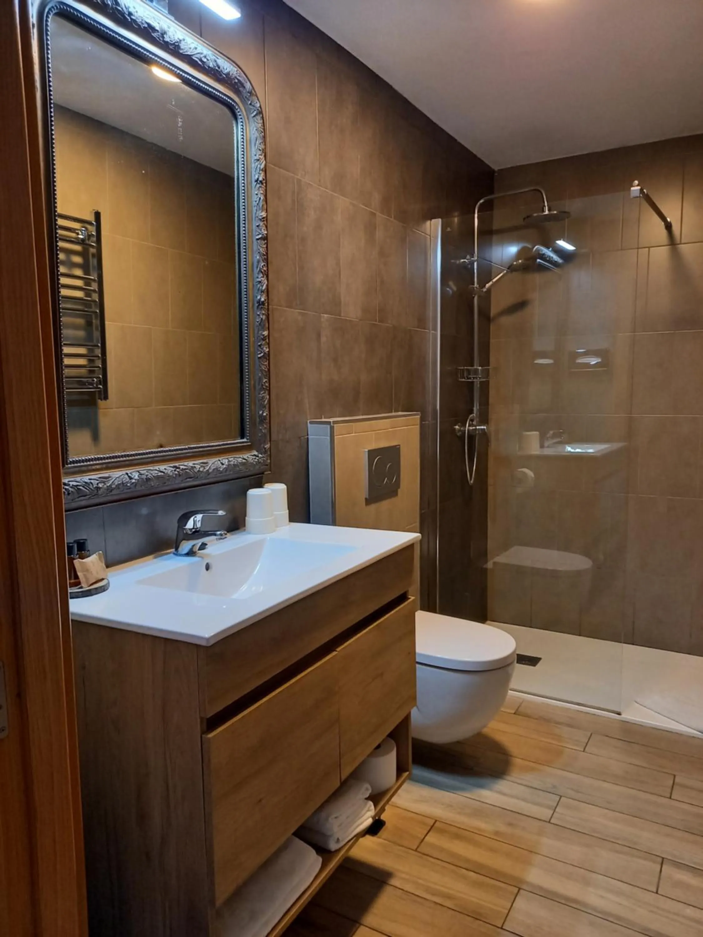 Bathroom in Hôtel La Caravelle