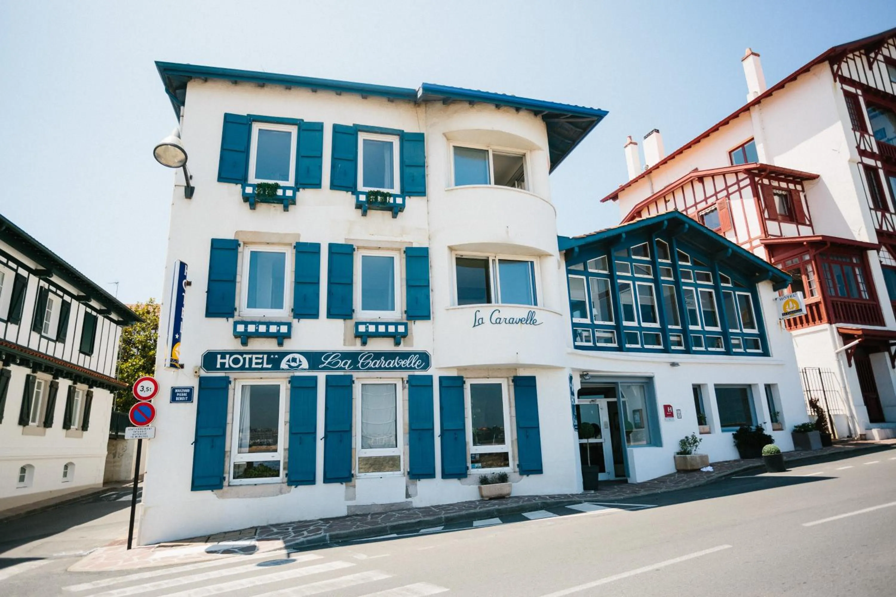 Facade/entrance in Hôtel La Caravelle