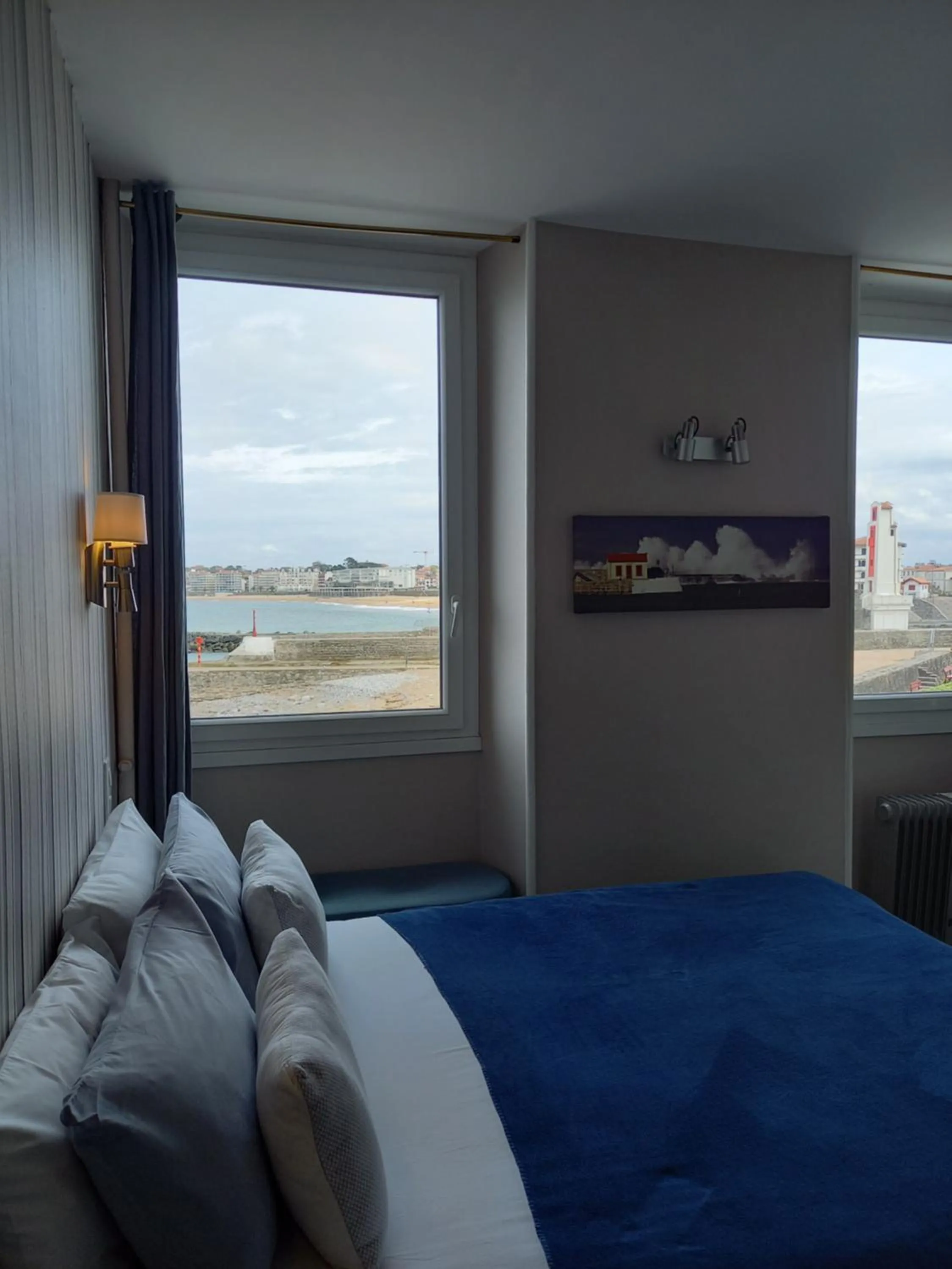 Photo of the whole room, Bed in Hôtel La Caravelle