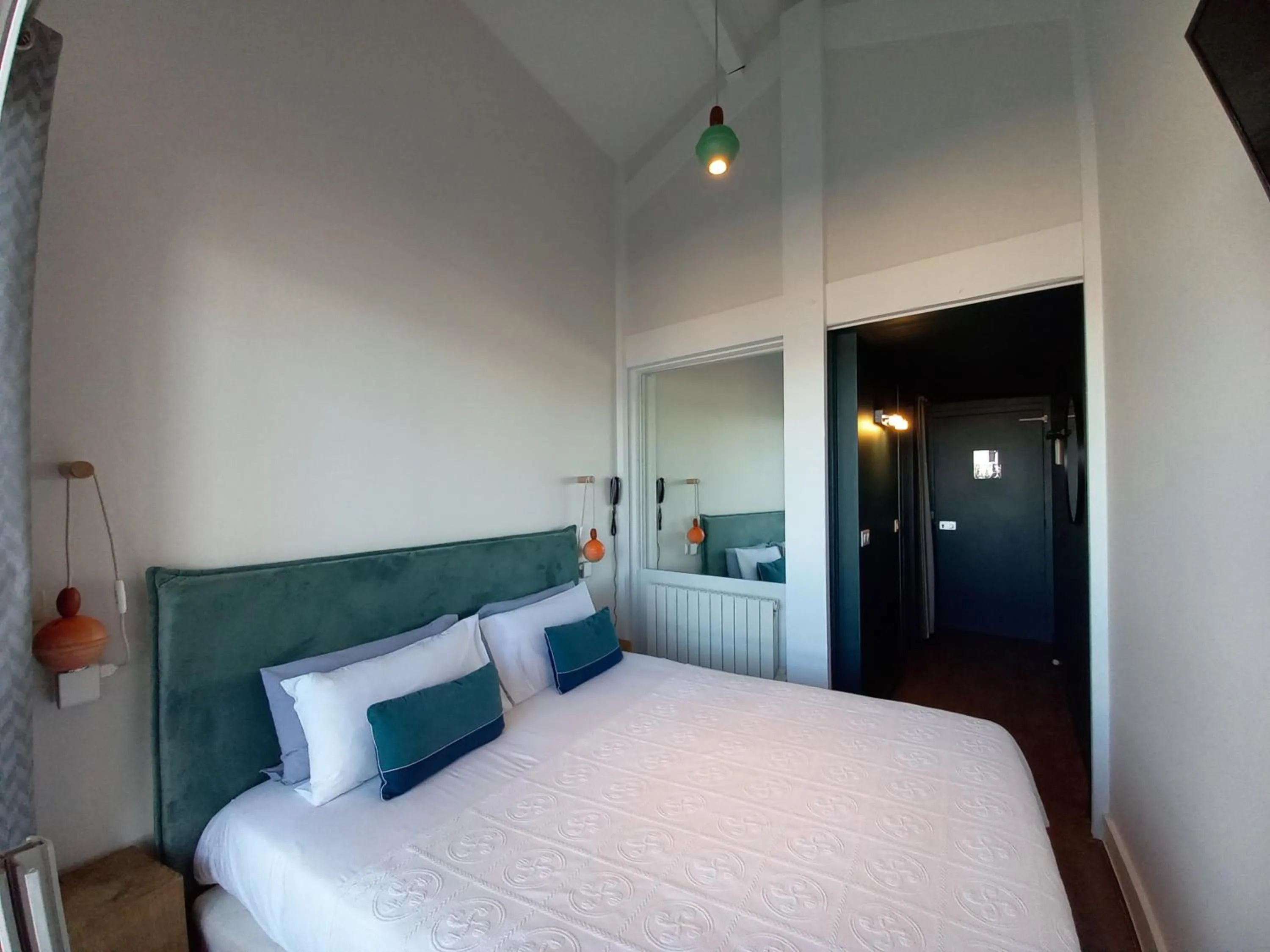 Decorative detail, Bed in Hôtel La Caravelle