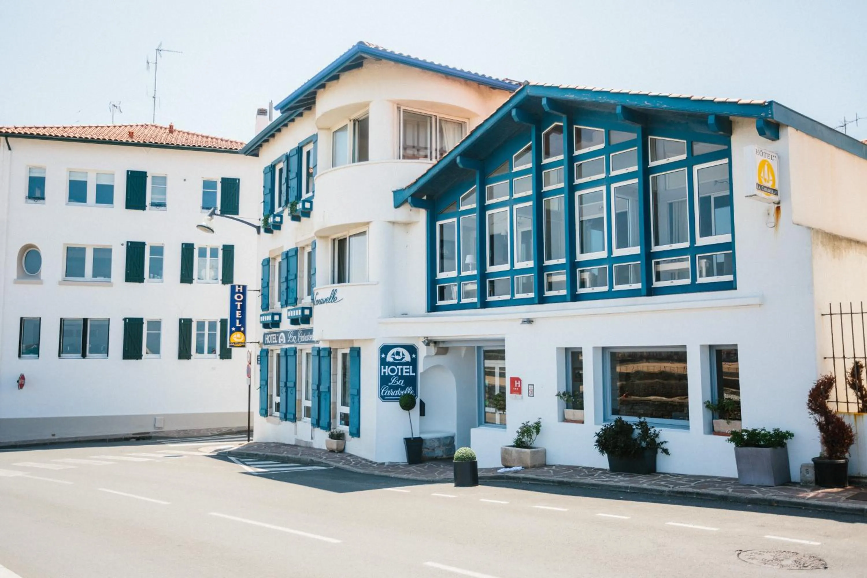 Property building in Hôtel La Caravelle