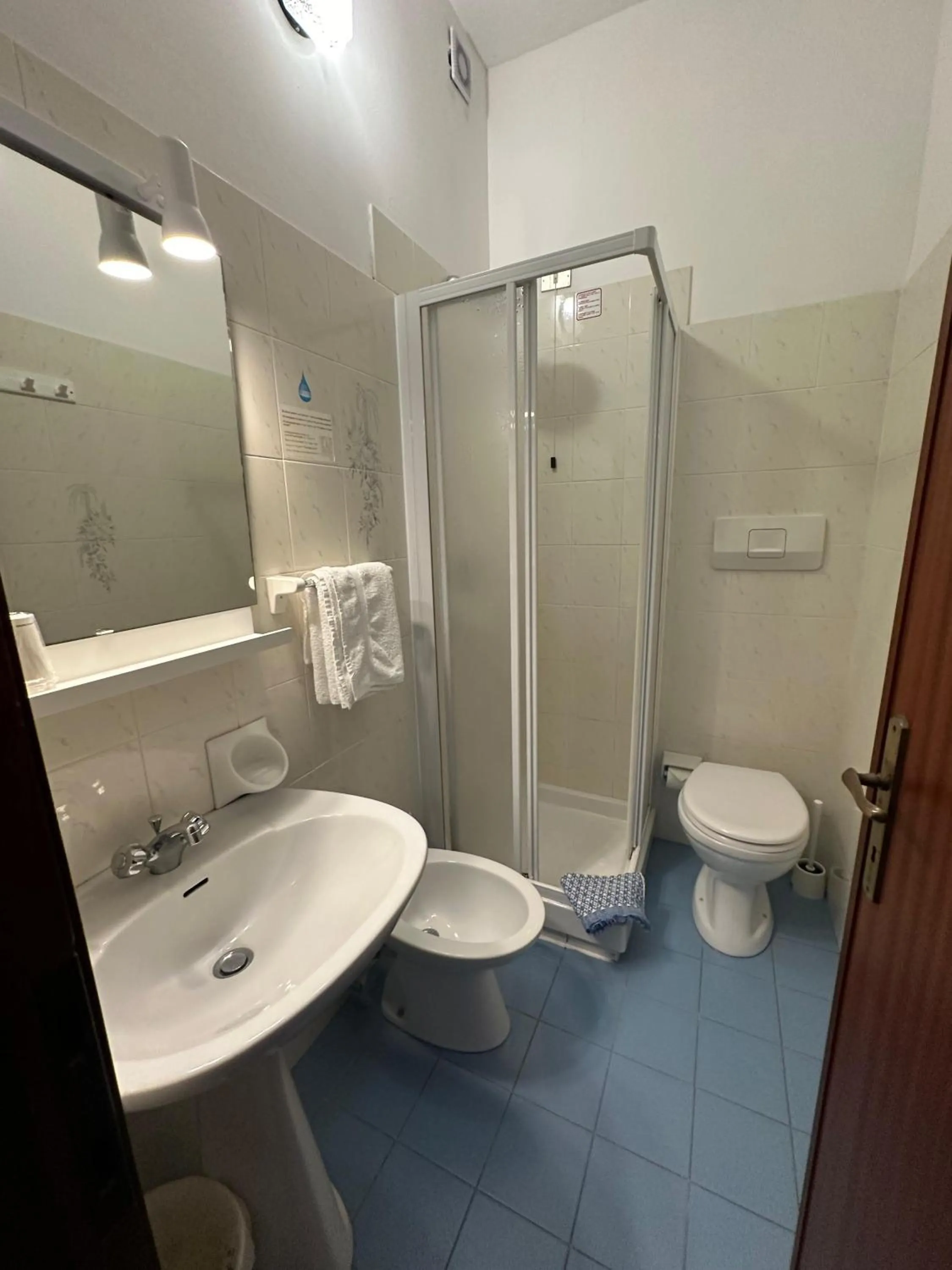 Shower in Hotel La Pineta