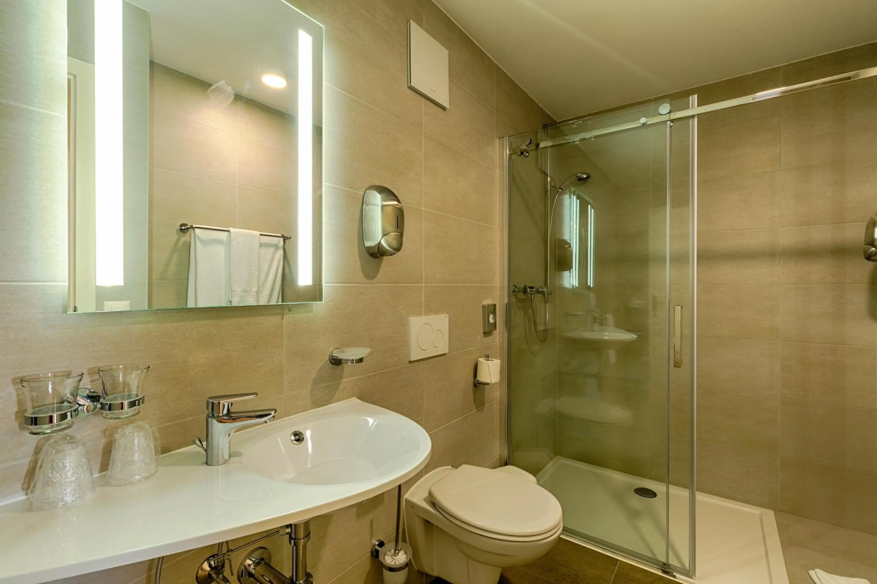 Shower in Hôtel la Croix Blanche