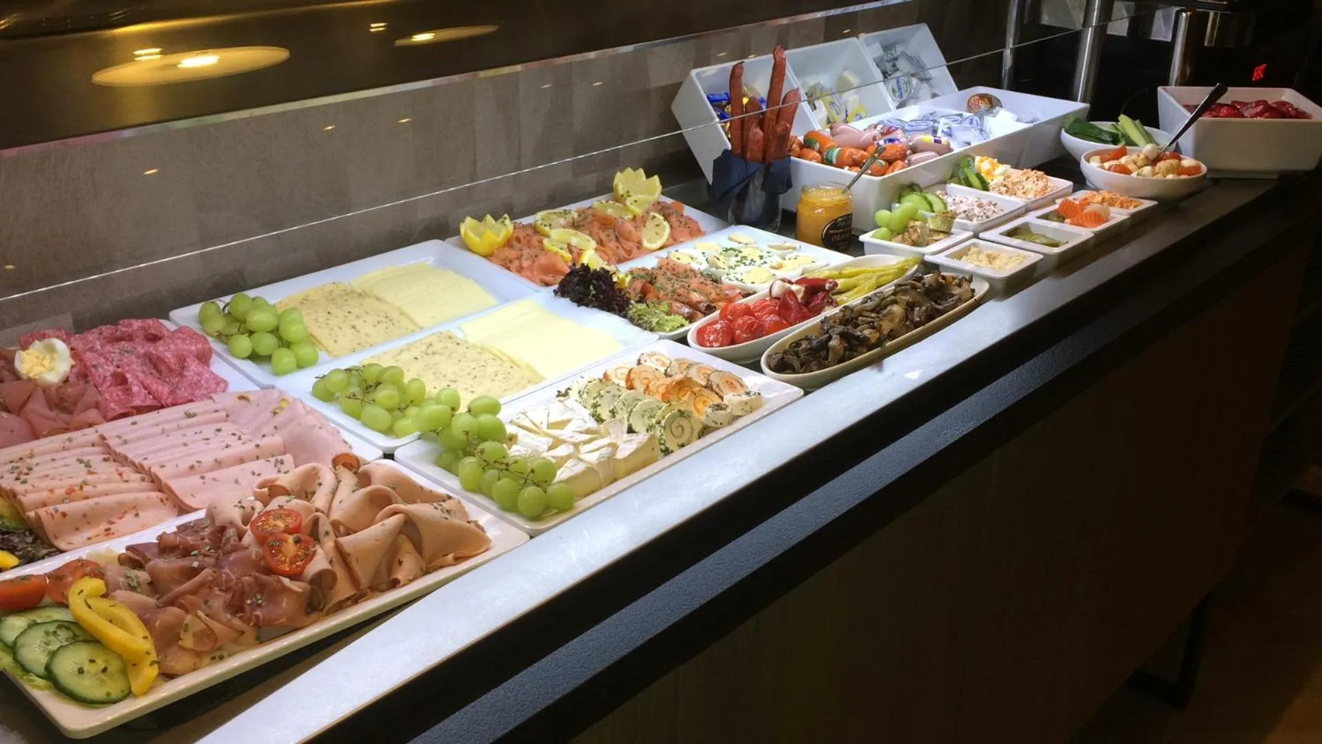 Food and drinks in Arthotel ANA Aura