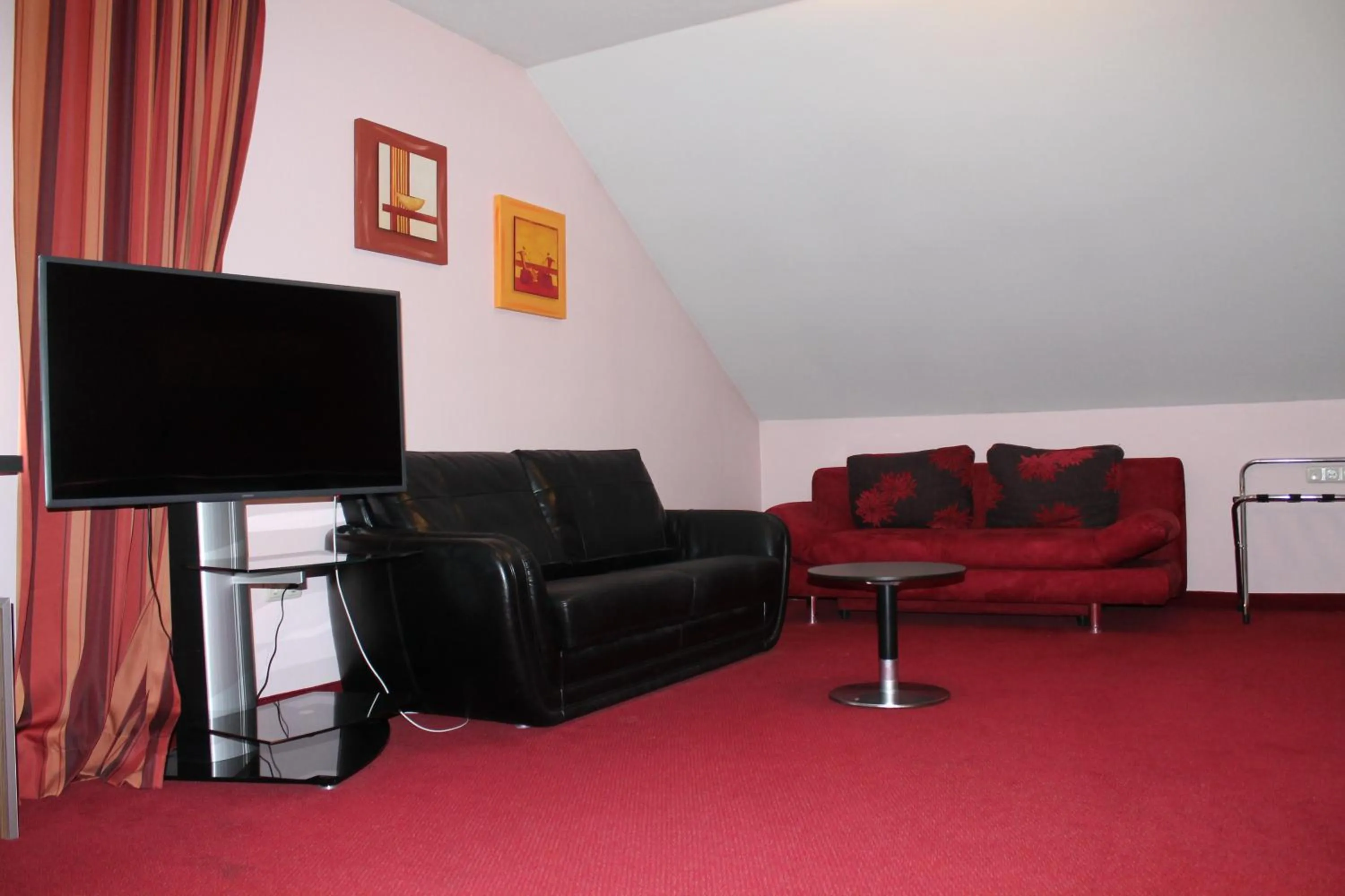 Communal lounge/ TV room in Arthotel ANA Aura