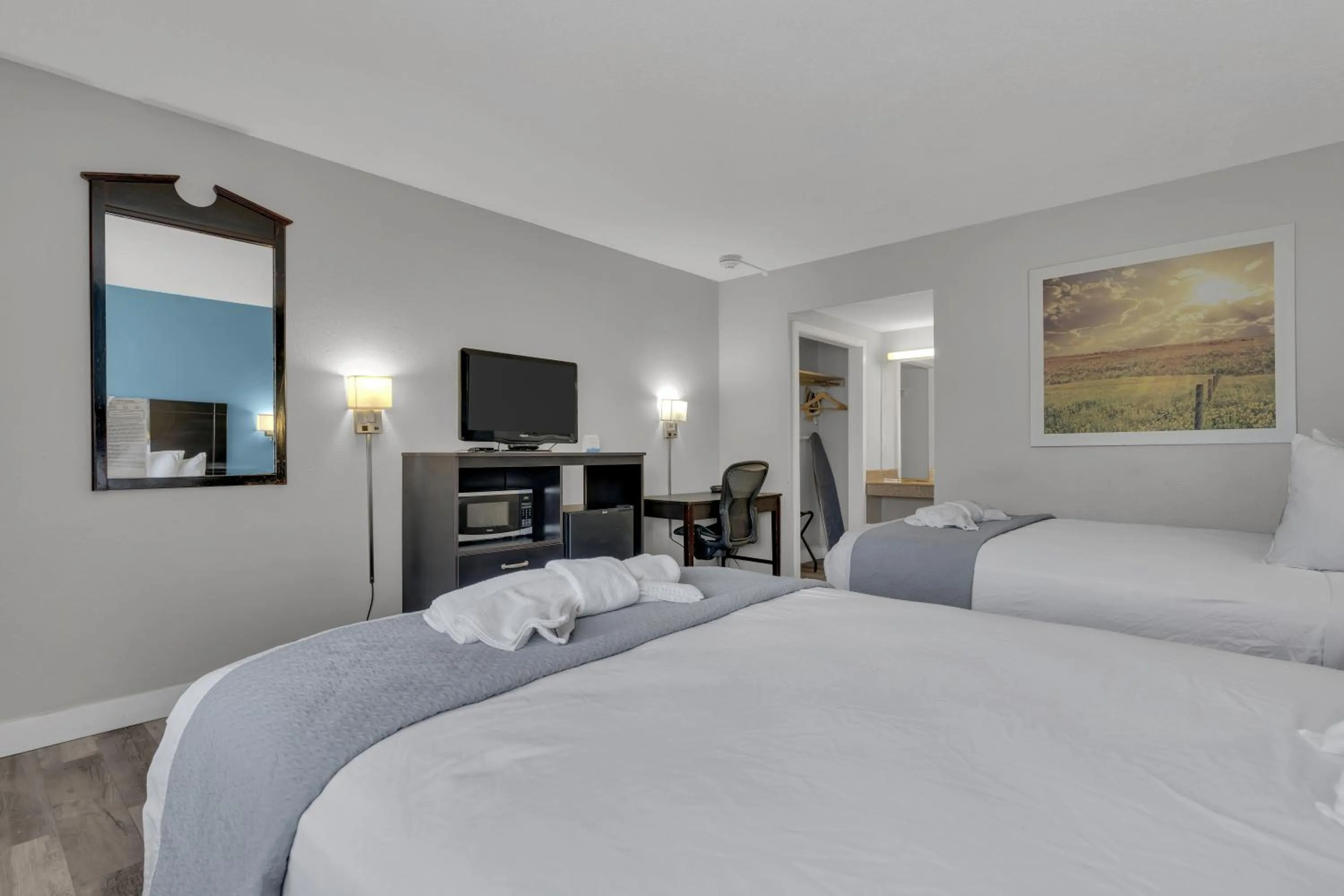 Photo of the whole room, Bed in Days Inn by Wyndham Wrightstown McGuire AFB Bordentown