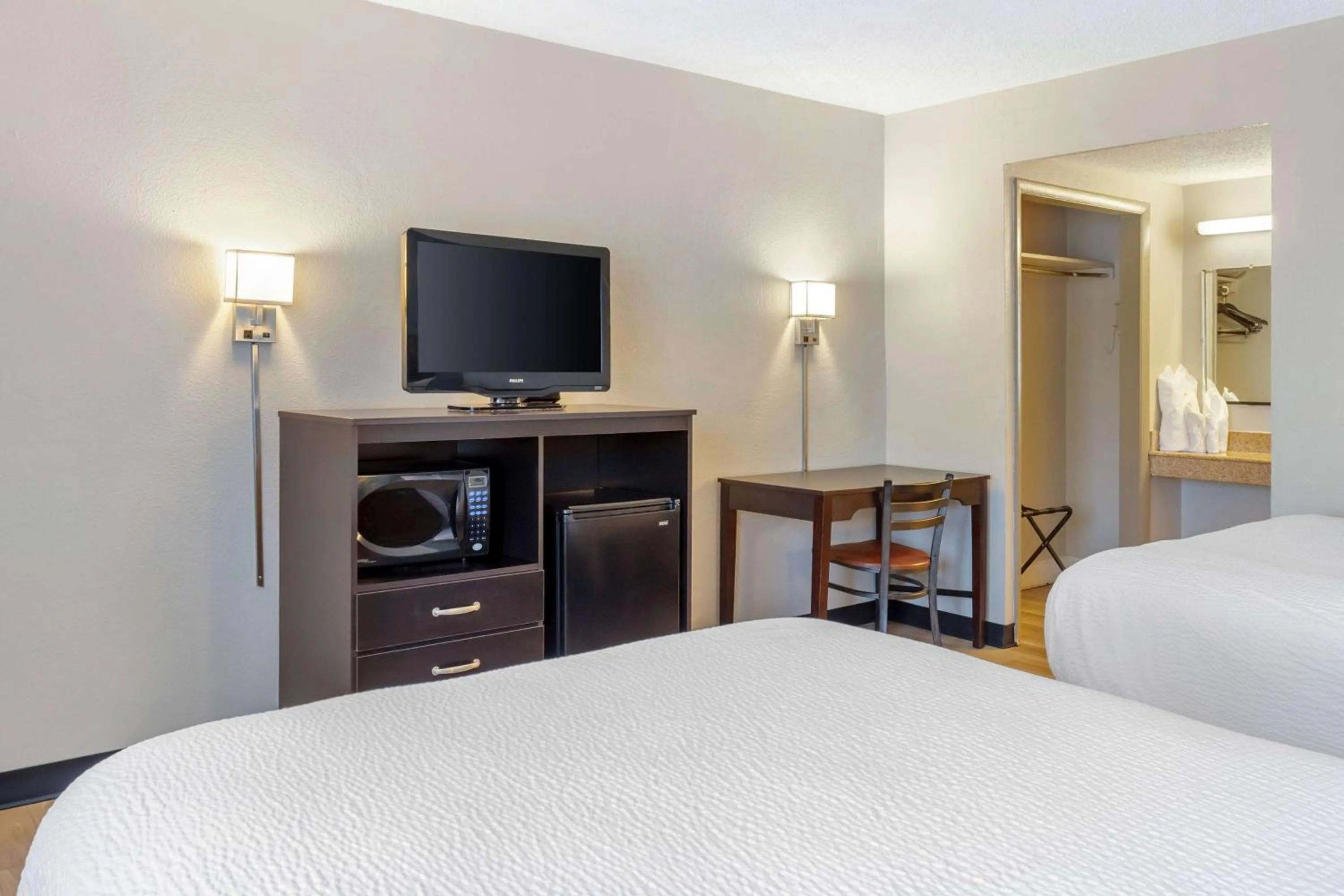 Photo of the whole room, Bed in Days Inn by Wyndham Wrightstown McGuire AFB Bordentown